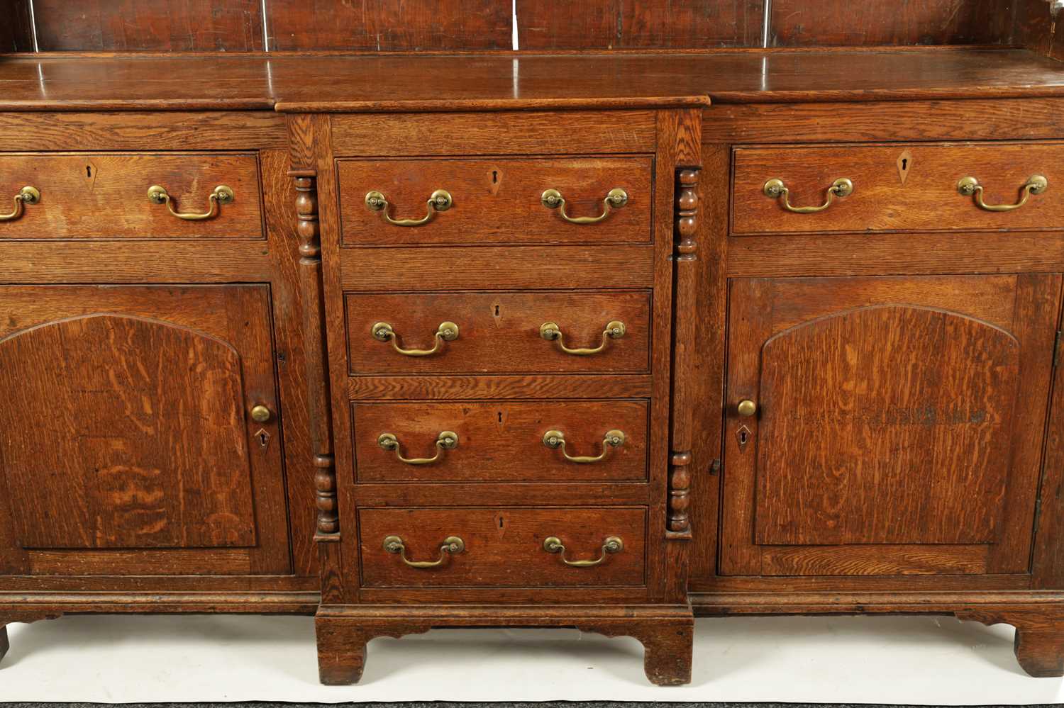 A LATE 18TH CENTURY WELSH OAK DRESSER AND RACK - Image 2 of 10