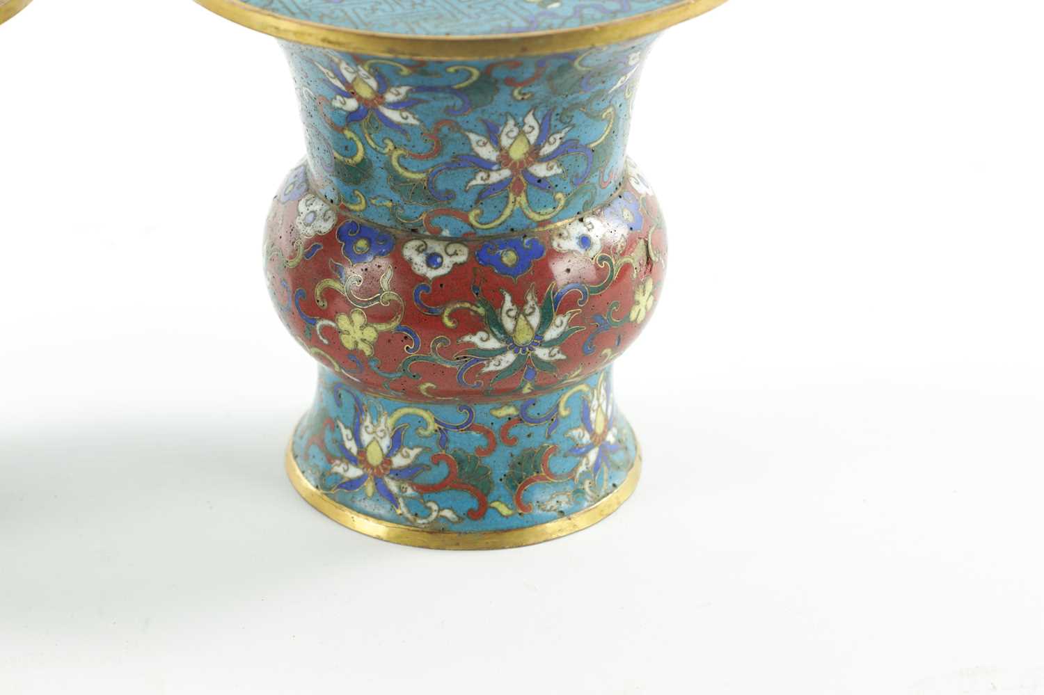 A PAIR OF 18TH CENTURY CHINESE CLOISONNÉ BRUSH POTS - Image 4 of 5