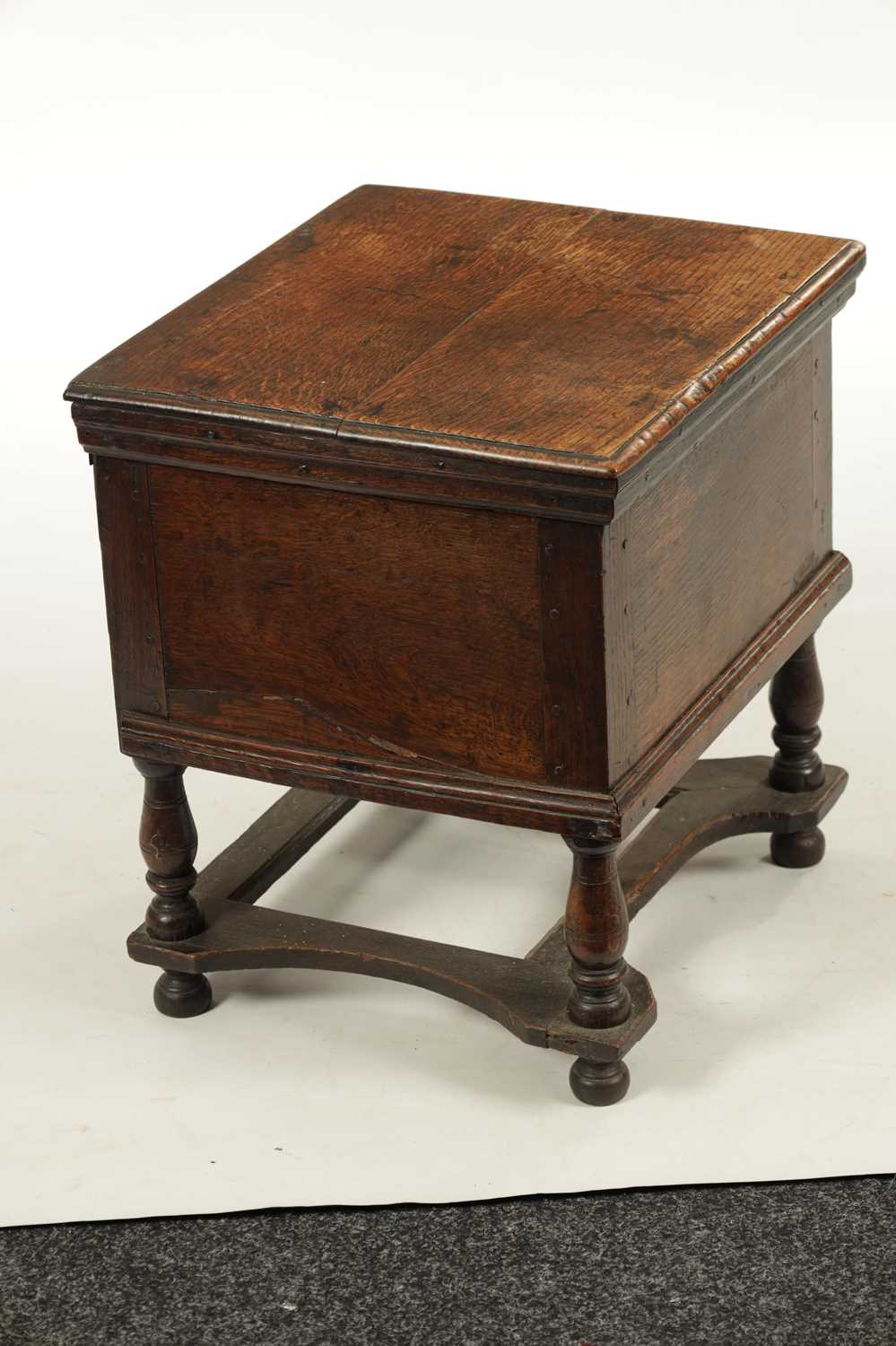 AN EARLY 18TH CENTURY OAK CLOSE STOOL - Image 4 of 5