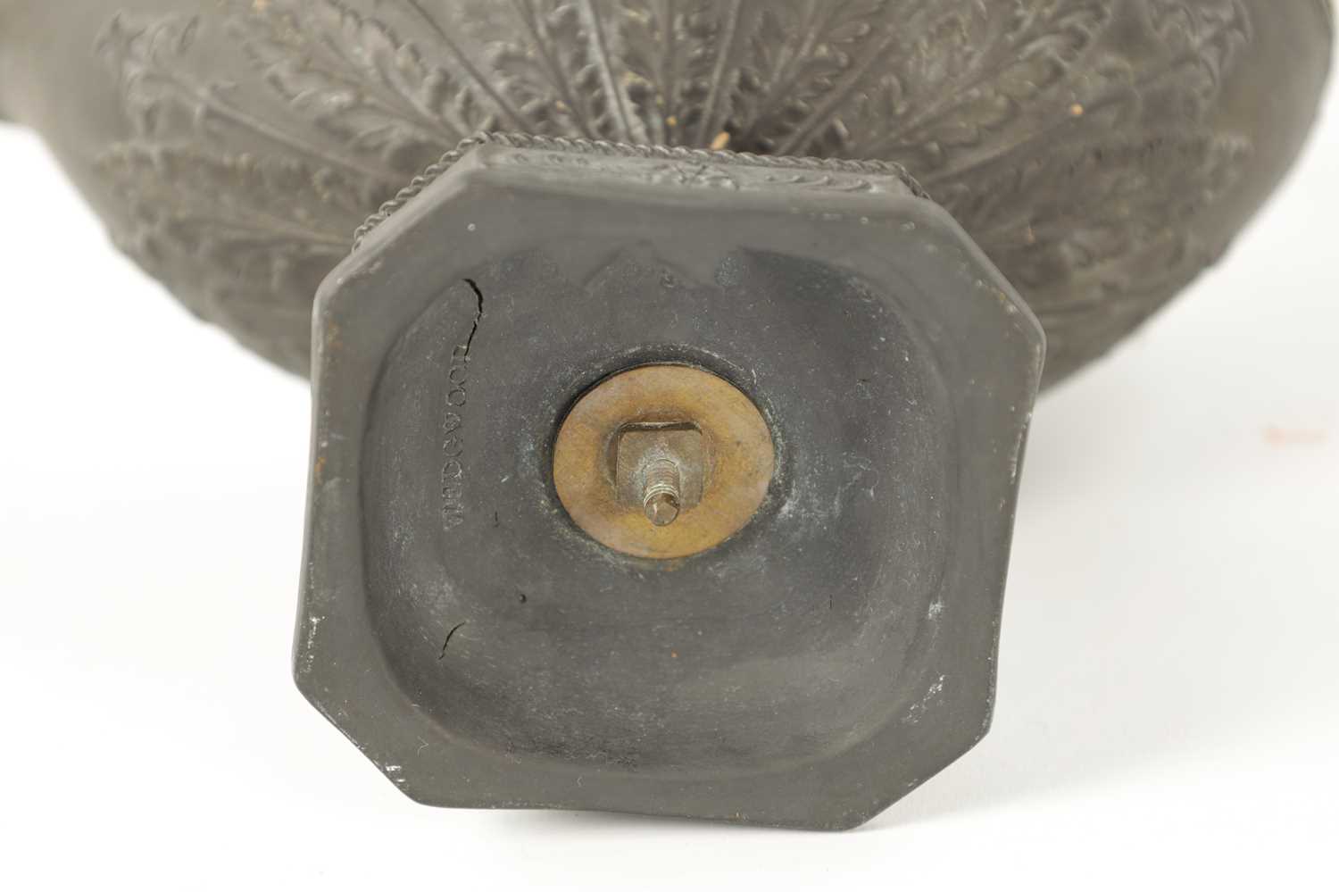 AN 18TH CENTURY WEDGWOOD BLACK BASALT OIL LAMP - Image 9 of 9