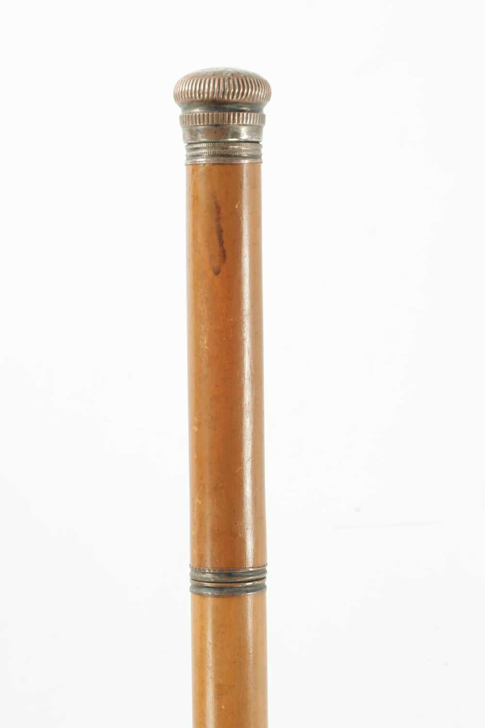 AN EARLY 20TH CENTURY MALACCA CANE WALKING STICK FITTED WITH GLASS DECANTER - Image 2 of 6