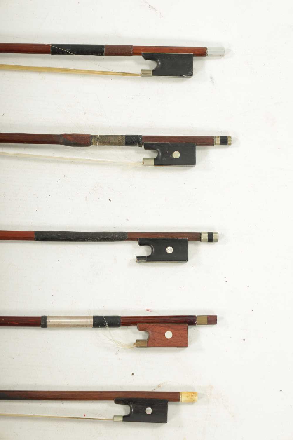 A COLLECTION OF SEVEN ANTIQUE VIOLIN BOWS - Image 5 of 23
