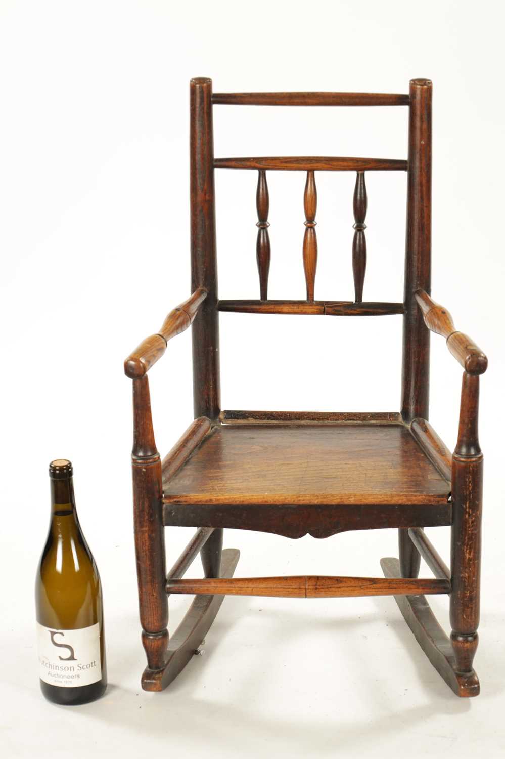 A 19TH CENTURY ELM CHILD'S SPINDLE BACK ROCKING CHAIR - Image 2 of 8