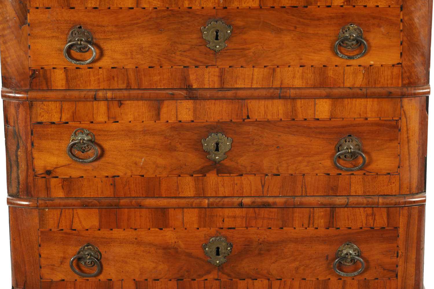 AN EARLY 18TH CENTURY ITALIAN OLIVE WOOD AND WALNUT CHEST OF DRAWERS - Image 2 of 8