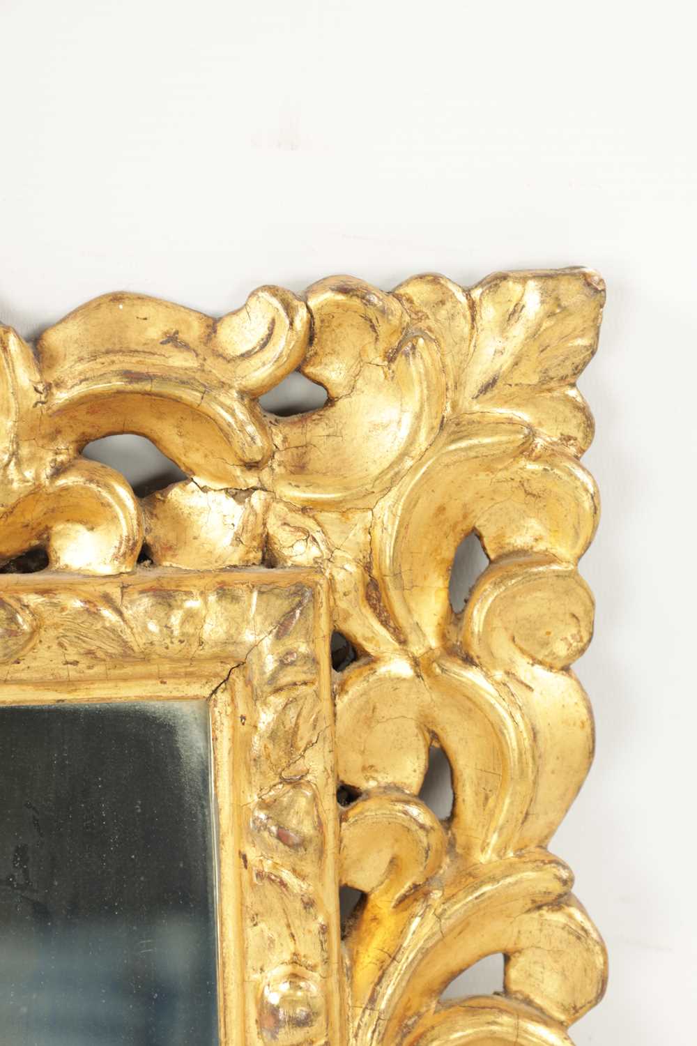 A 17TH CENTURY ITALIAN SMALL GILT GESSO HANGING MIRROR - Image 3 of 5