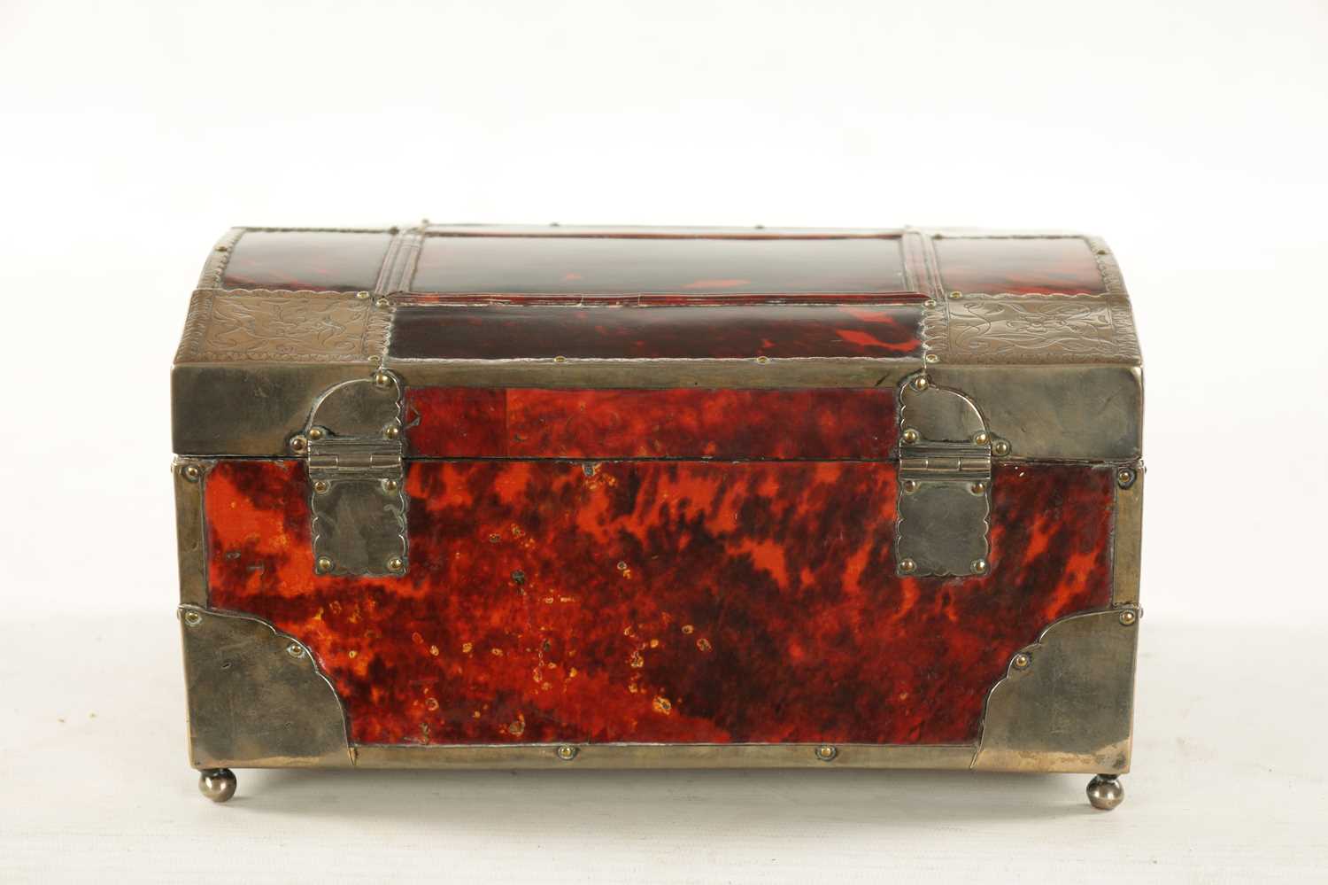 AN EARLY 18TH CENTURY CONTINENTAL TORTOISESHELL AND SILVER METAL BOX - Bild 7 aus 8