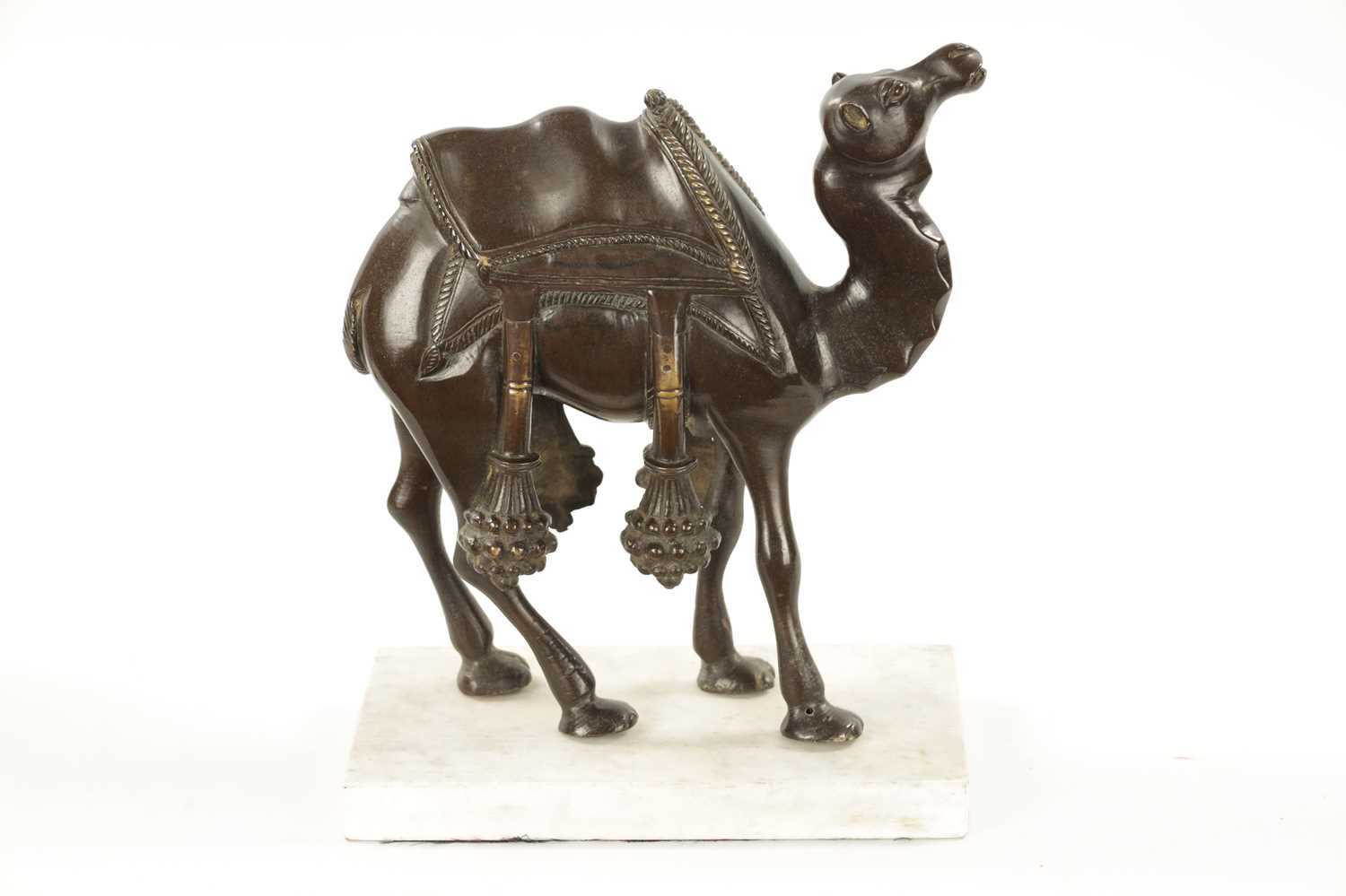 AN EARLY 20TH CENTURY BRONZE SCULPTURE OF A CAMEL - Image 6 of 8