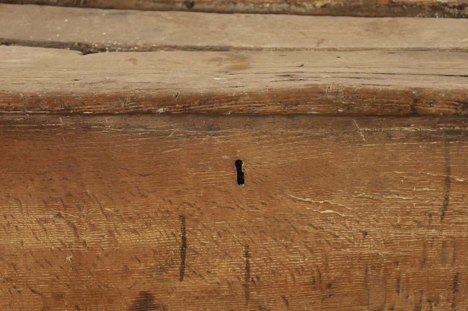 A 16TH CENTURY OAK BOARDED ARK COFFER - Image 4 of 7