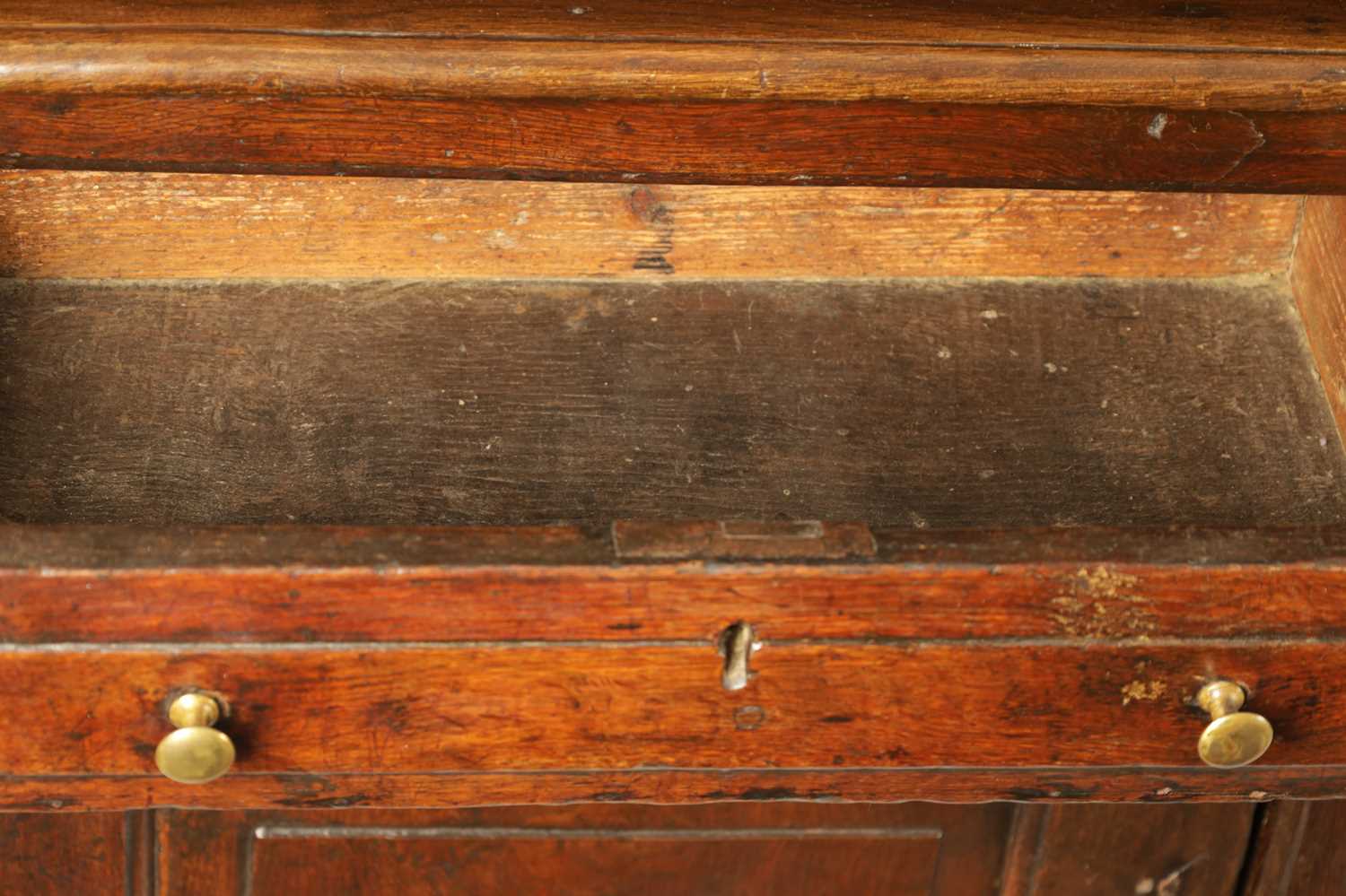 AN EARLY 18TH CENTURY OAK POSTED CANOPY DRESSER - Image 6 of 26