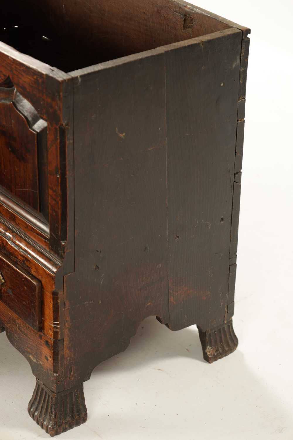 A MID 18TH CENTURY OAK WELSH COFFER BACH - Image 9 of 17