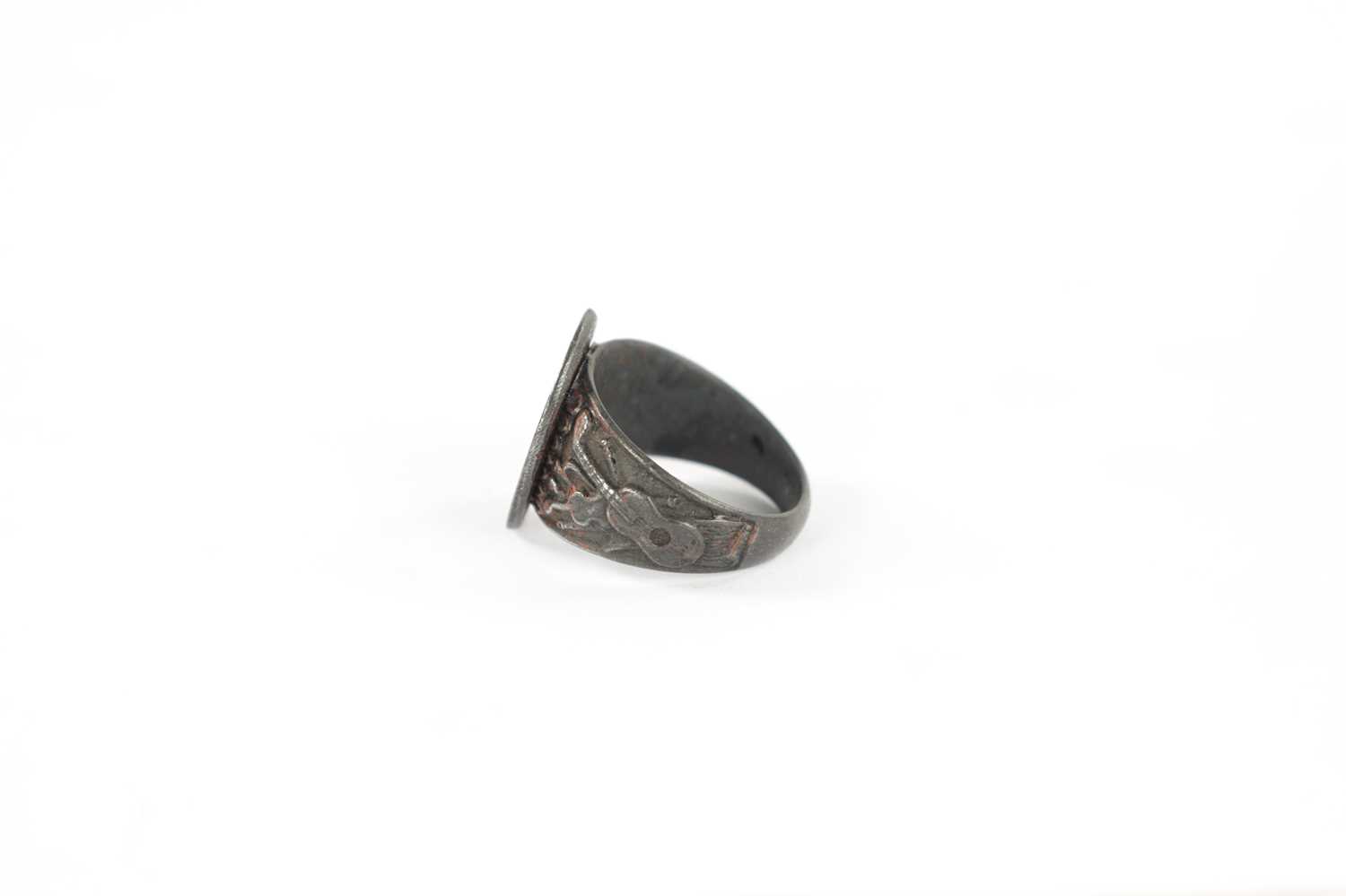 A 19TH CENTURY SILVERED STEEL GENTS SIGNET RING - Image 6 of 6