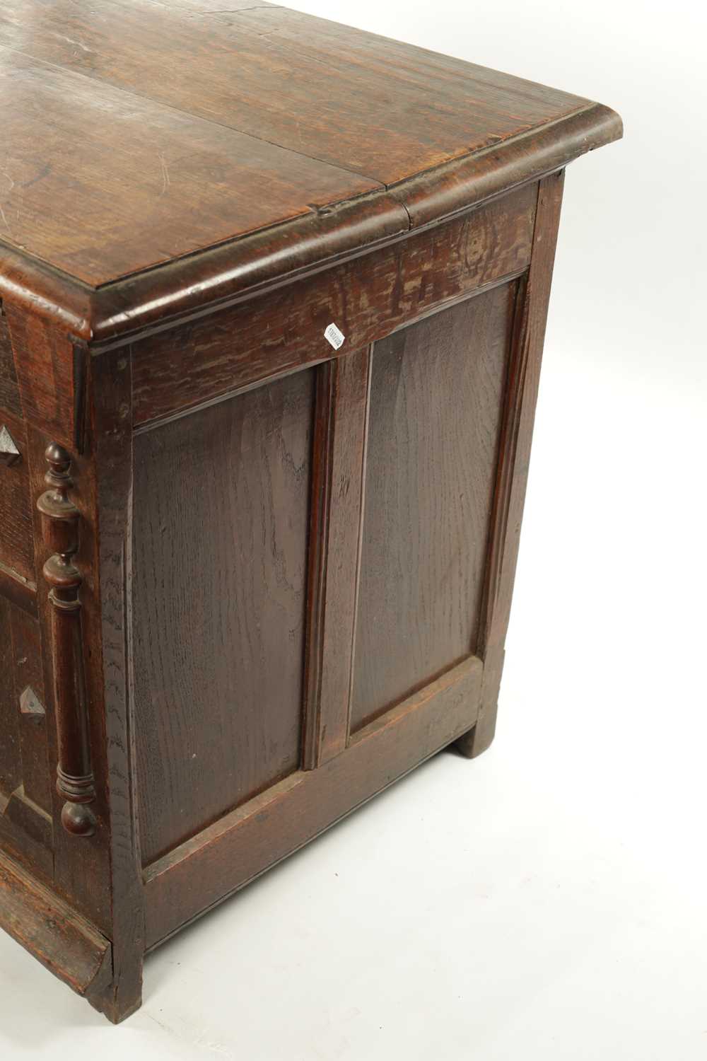 A 17TH CENTURY JACOBEAN OAK LAUDIAN COFFER - Image 10 of 11