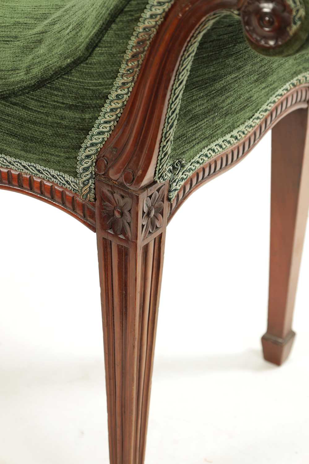 A FINE 18TH CENTURY HEPPLEWHITE MAHOGANY SERPENTINE FRONTED WINDOW SEAT - Image 7 of 7