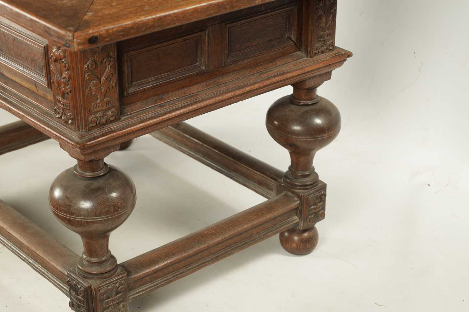 AN 18TH CENTURY FLEMISH OAK TABLE - Image 5 of 7