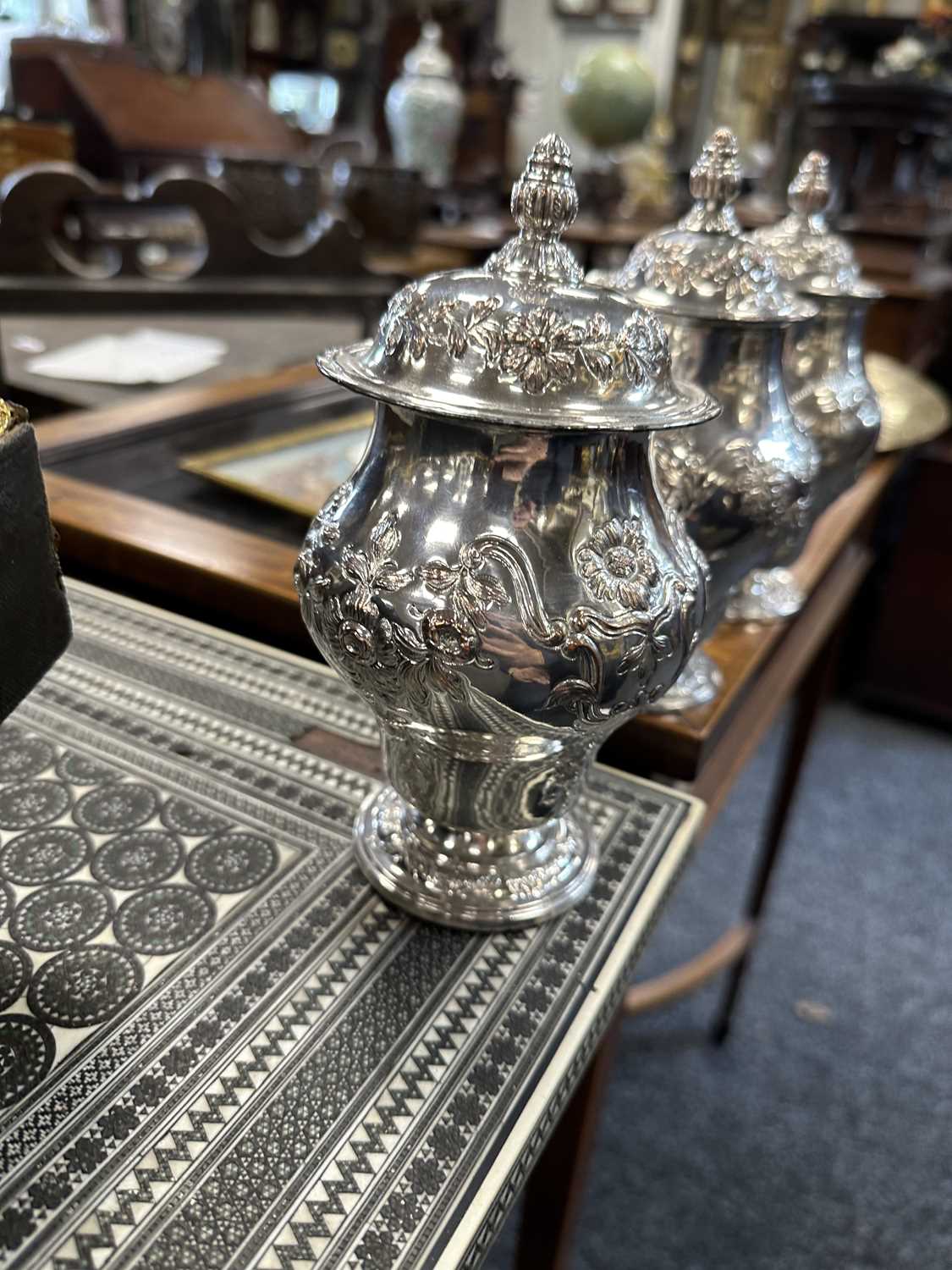 A GOOD GEORGE III SHAGREEN CASED SET OF THREE OLD SHEFFIELD TEA CADDIES - Bild 12 aus 22