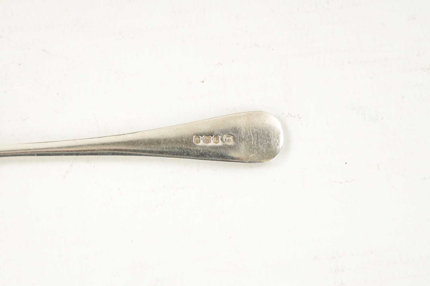 A CASED SET OF GEORGIAN-STYLE SILVER TEASPOONS AND CASED CAKE KNIVES - Image 5 of 7