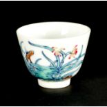 A SMALL CHINESE QING DYNASTY DOCAI PORCELAIN ORCHID FLOWER CUP