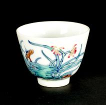 A SMALL CHINESE QING DYNASTY DOCAI PORCELAIN ORCHID FLOWER CUP