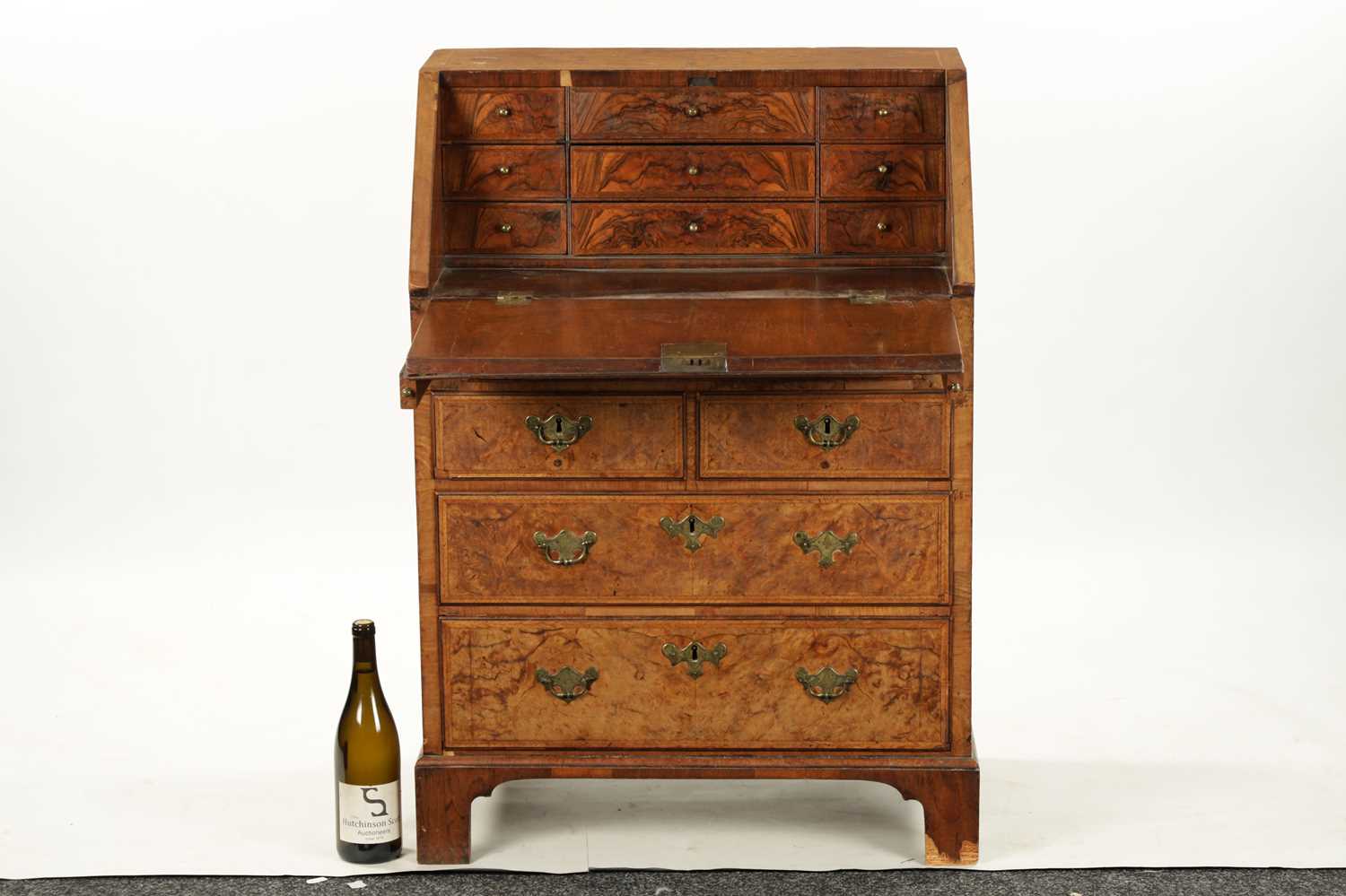 AN EARLY 18TH CENTURY BURR WALNUT BUREAU OF SMALL SIZE - Image 6 of 10
