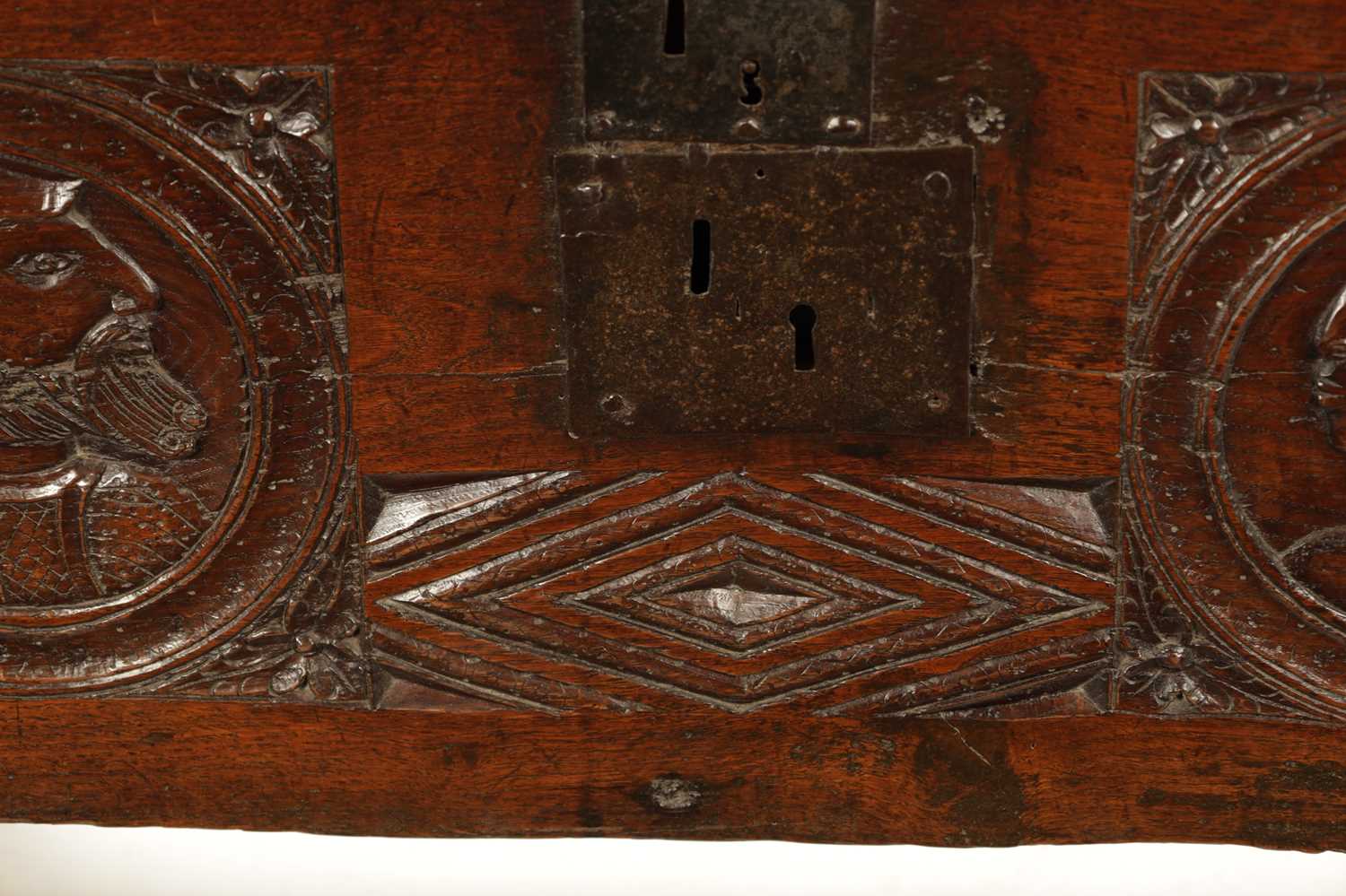 AN IMPORTANT 17TH CENTURY CARVED OAK PLANK COFFER WITH CARVED ROMANESQUE HEADS - Image 6 of 8