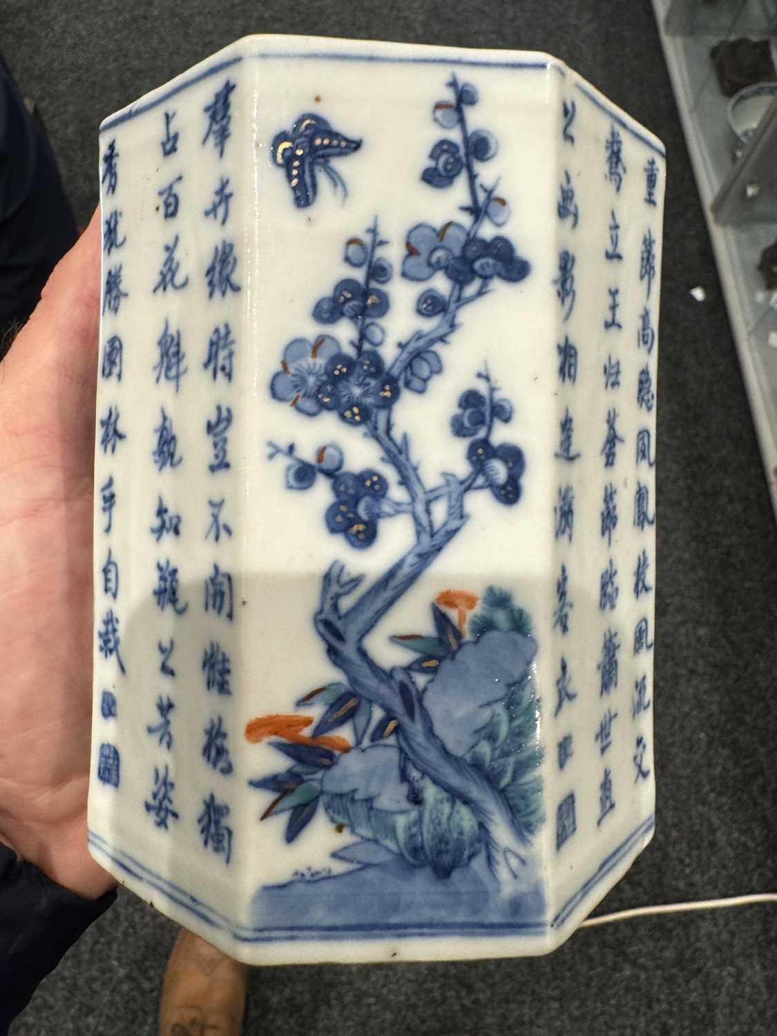 A CHINESE QING DYNASTY BLUE AND WHITE OCTAGONAL SHAPED BRUSH POT - Image 11 of 14