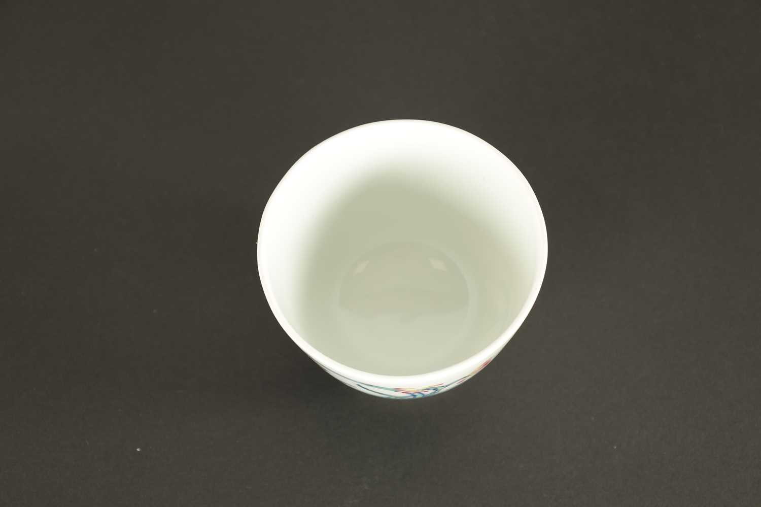 A SMALL CHINESE QING DYNASTY DOCAI PORCELAIN ORCHID FLOWER CUP - Image 3 of 9