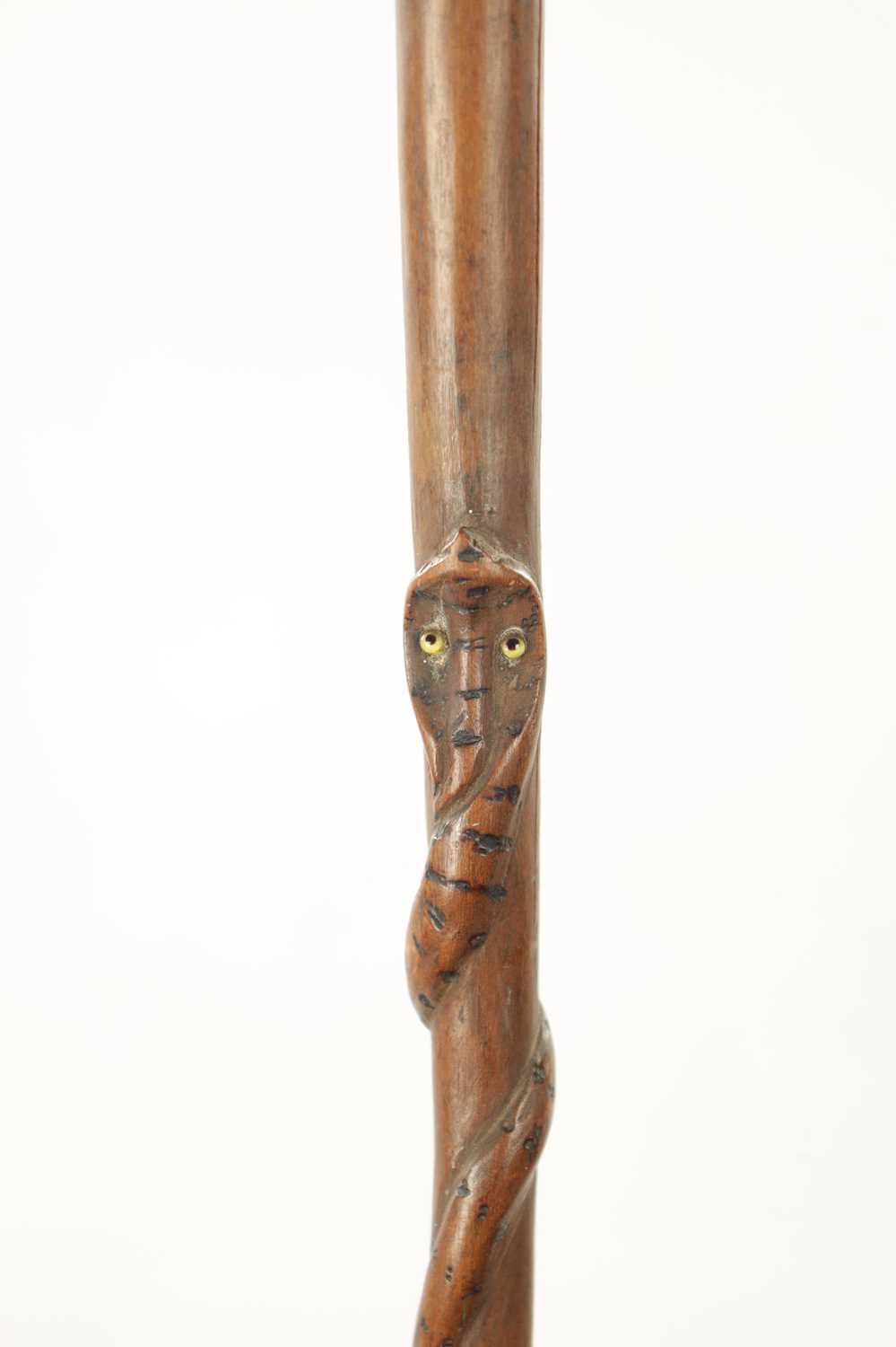 A 19TH CENTURY AFRICAN HARDWOOD WALKING STICK - Image 2 of 6