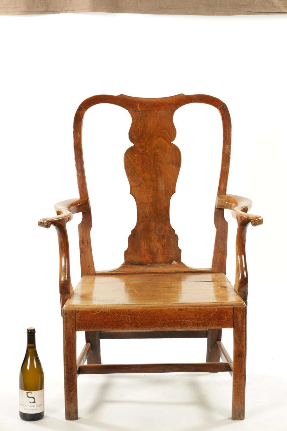 A LARGE EARLY 18TH CENTURY WALNUT SPLAT BACK COUNTRY ARMCHAIR - Image 2 of 7