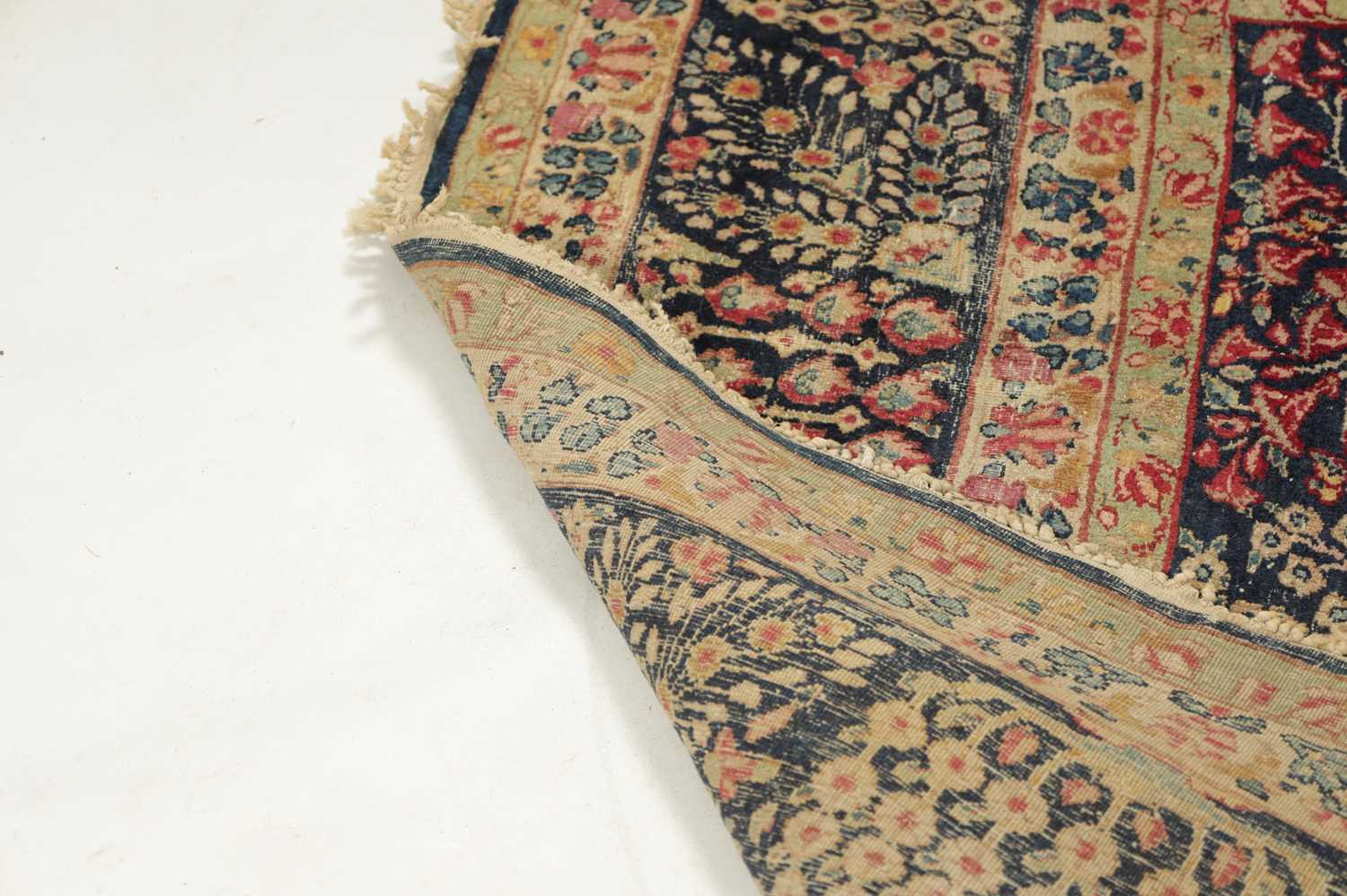 A LARGE ANTIQUE TABRIZ PERSIAN RUG - Image 5 of 9