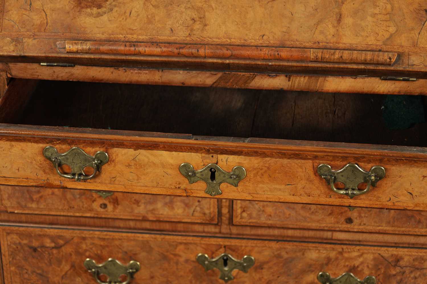 AN EARLY 18TH CENTURY BURR WALNUT BUREAU OF SMALL SIZE - Image 10 of 10