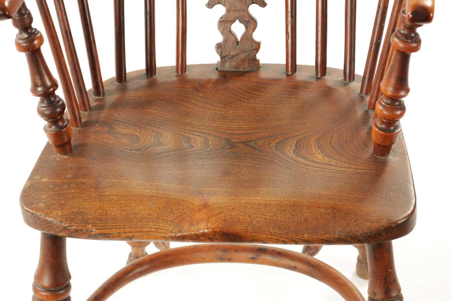 AN EARLY 19TH CENTURY NOTTINGHAMSHIRE YEW-WOOD LOW BACK WINDSOR CHAIR - Image 3 of 8