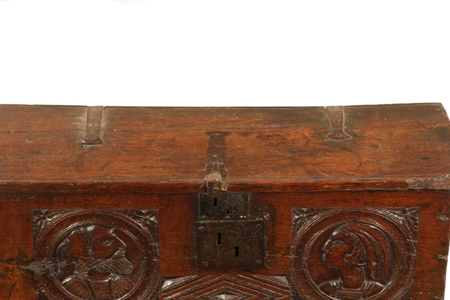 AN IMPORTANT 17TH CENTURY CARVED OAK PLANK COFFER WITH CARVED ROMANESQUE HEADS - Image 8 of 8