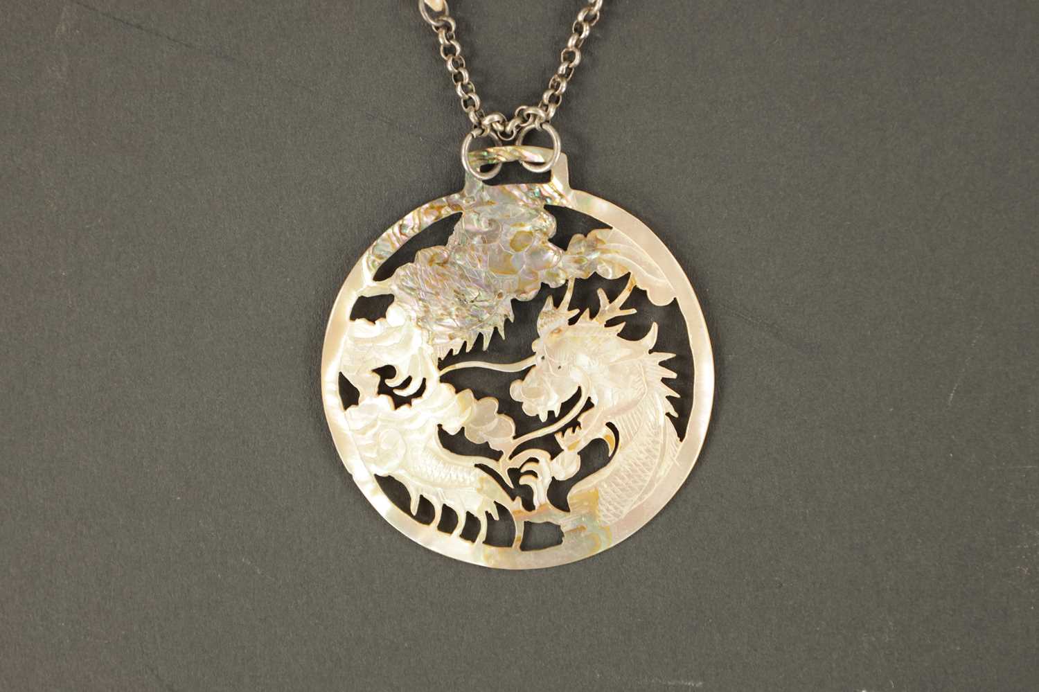 A 19TH CENTURY CHINESE ABALONE NECKLACE - Image 2 of 5