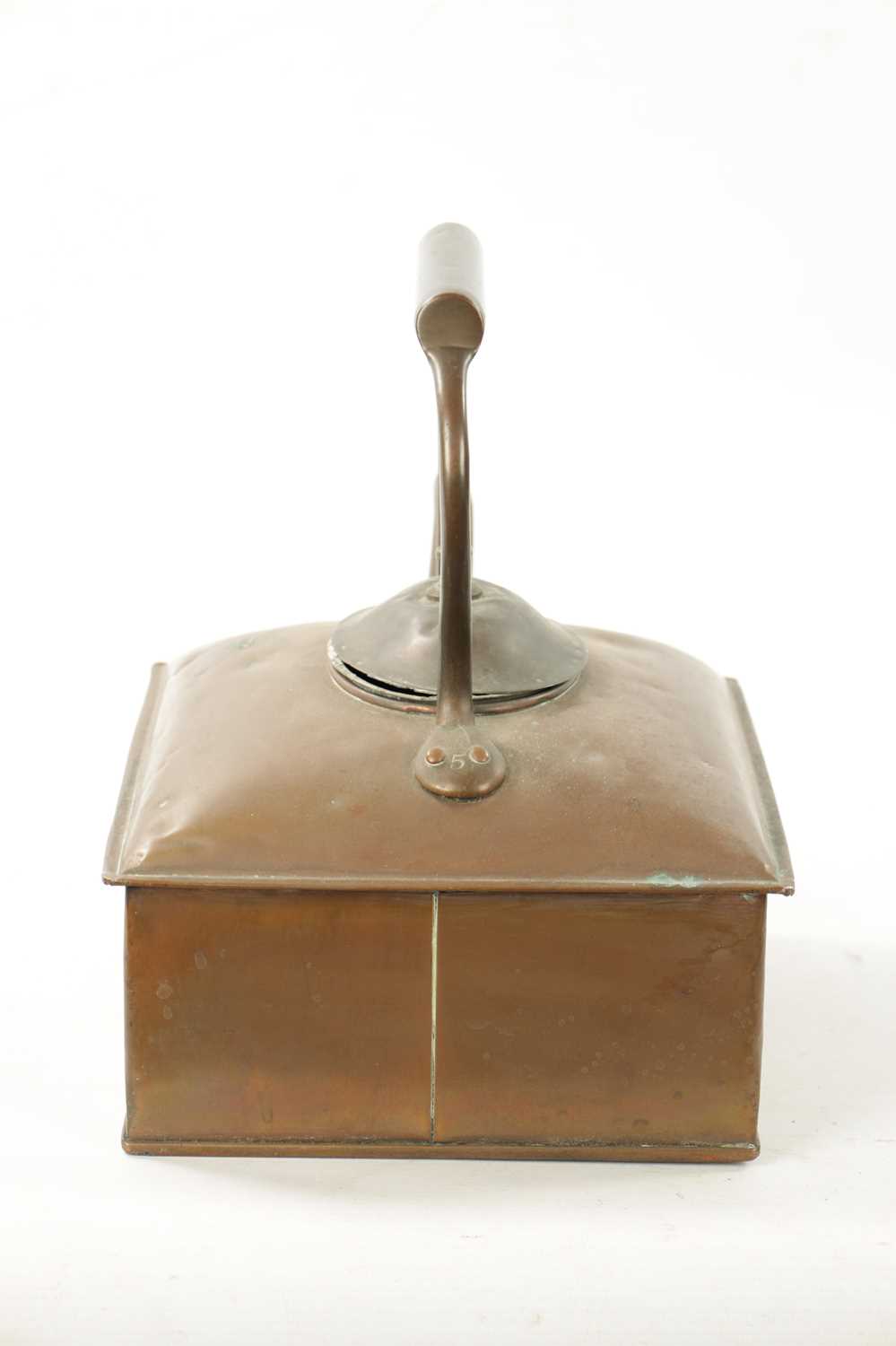 AN UNUSUAL 19TH CENTURY SQUARE COPPER KETTLE - Image 5 of 5