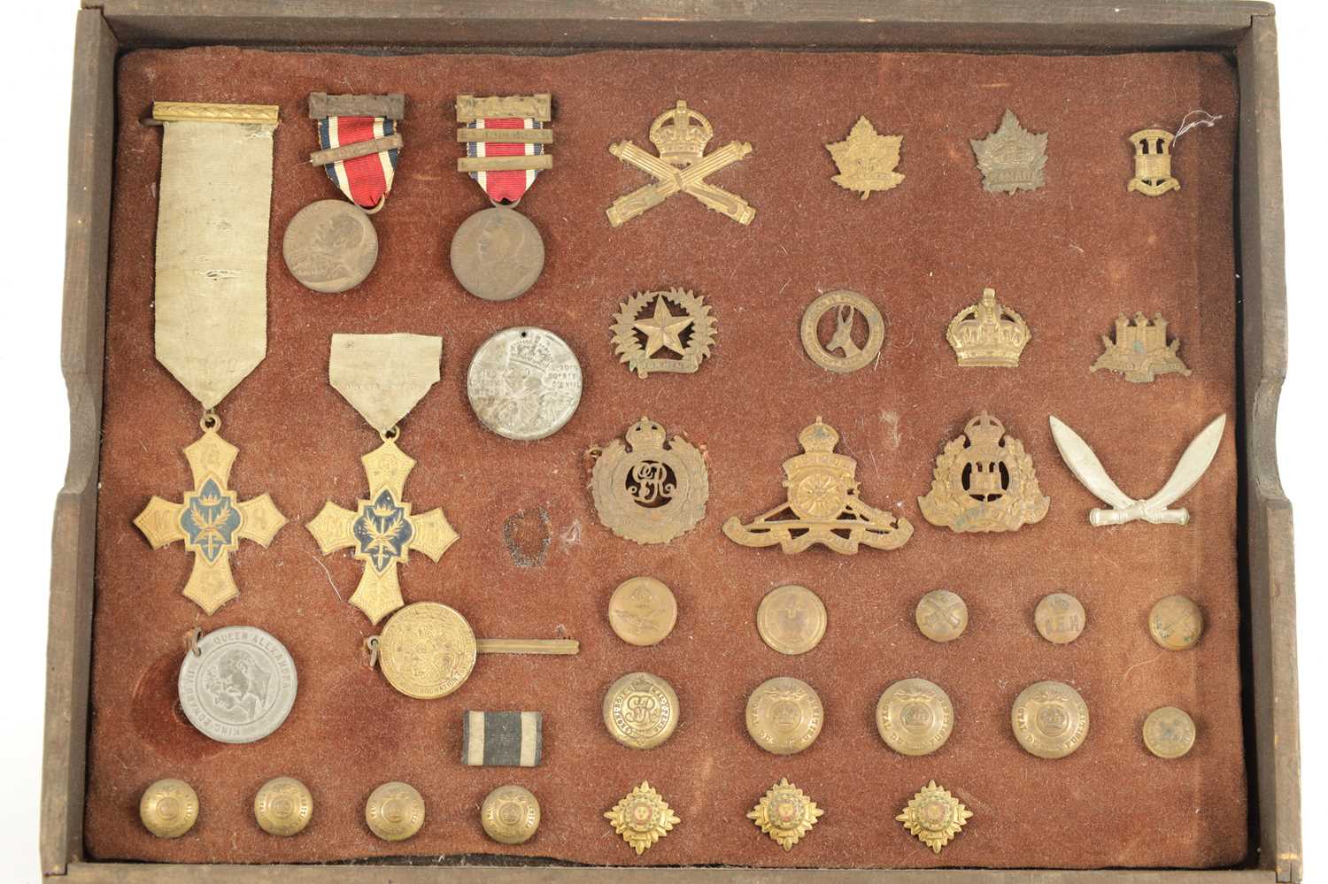 A LARGE COLLECTION OF MILITARY MEDALS AND HAT BADGES - Image 2 of 8