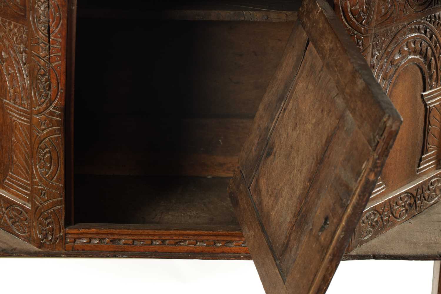 A 17TH CENTURY CARVED OAK BUFFET - Image 6 of 9