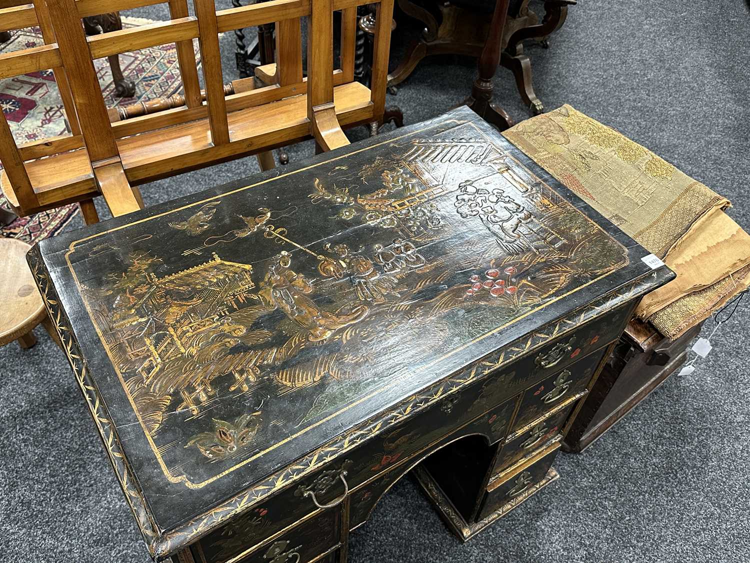 A GOOD QUEEN ANNE CHINOISERIE DECORATED LACQUER WORK KNEEHOLE DESK - Bild 13 aus 15