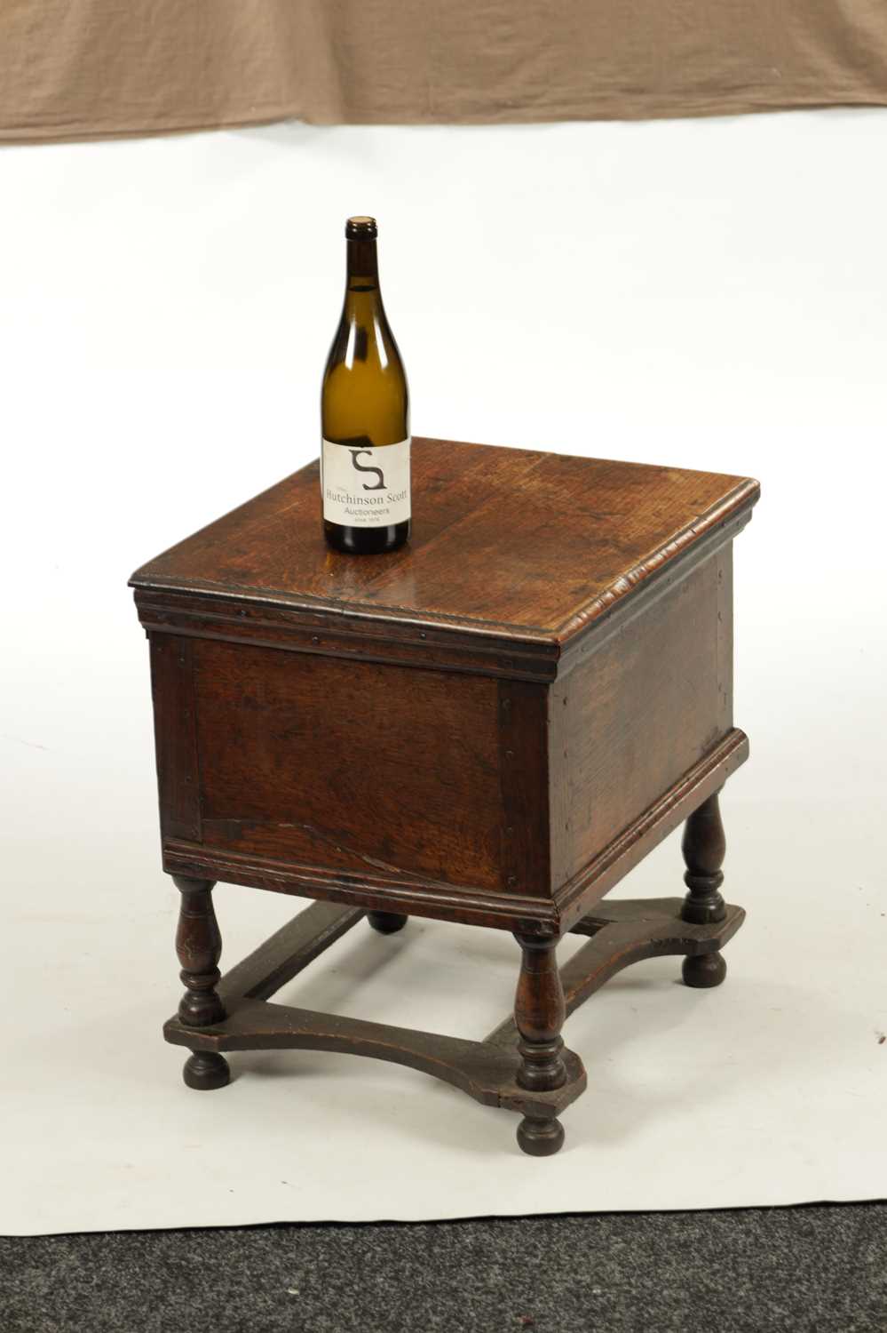 AN EARLY 18TH CENTURY OAK CLOSE STOOL - Image 3 of 5