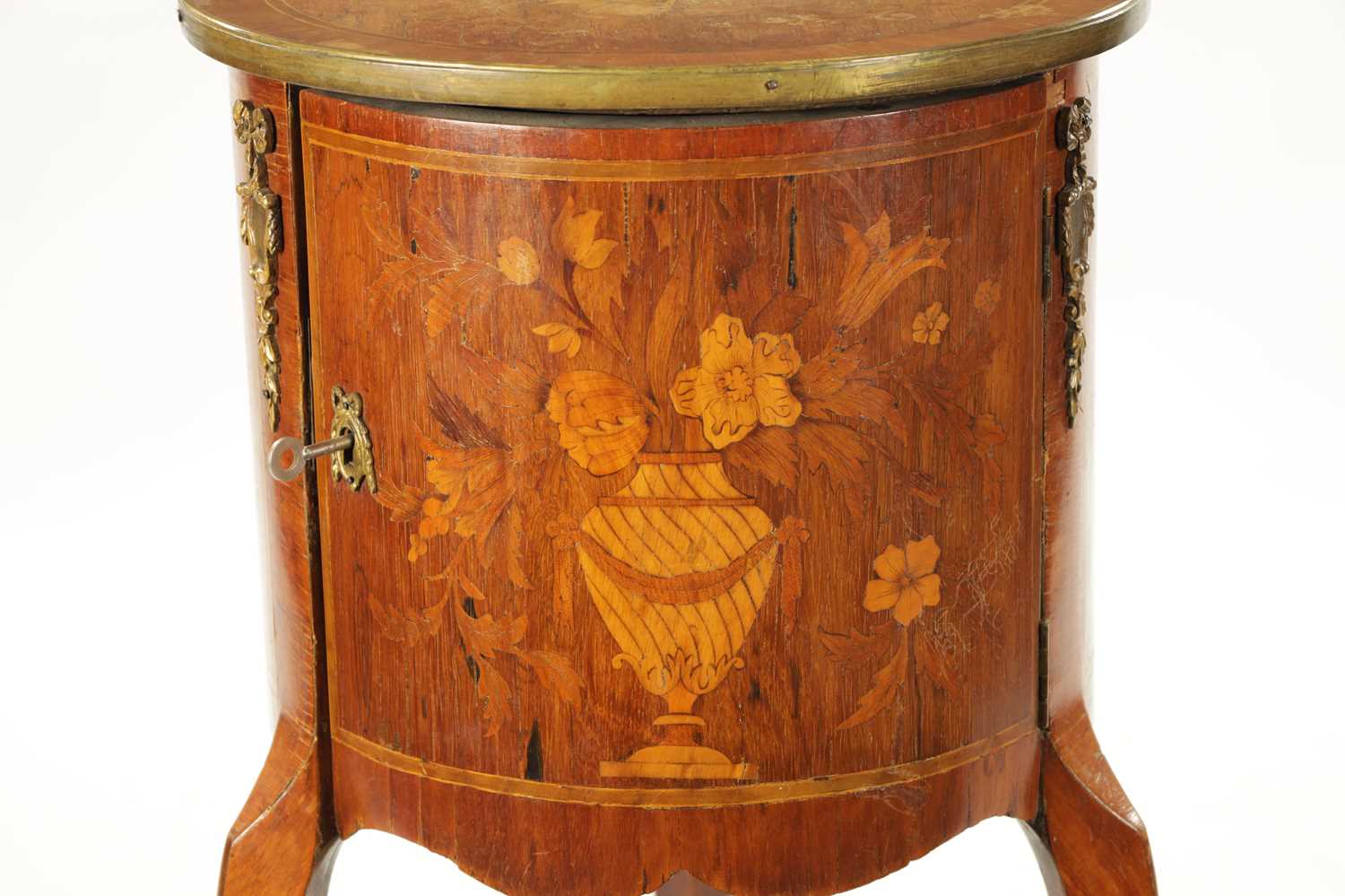 A 19TH CENTURY FRENCH WALNUT MARQUETRY CIRCULAR BEDSIDE CABINET - Image 5 of 9