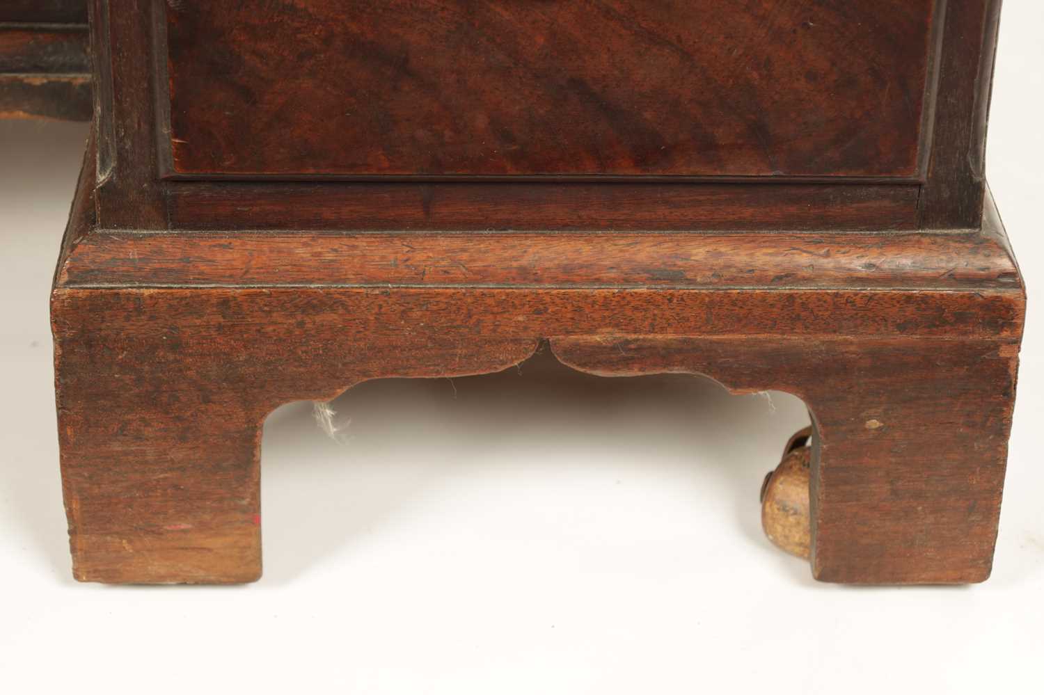 A GOOD EARLY GEORGE III FIGURED MAHOGANY GENTLEMANS ESTATE KNEEHOLE DESK - Image 12 of 19