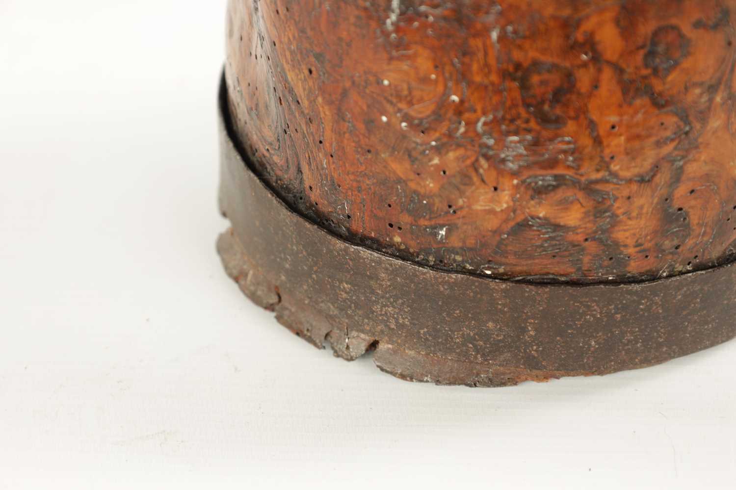 AN 18TH CENTURY SCANDINAVIAN BURR ELM AND IRON BOUND MUG - Image 4 of 7