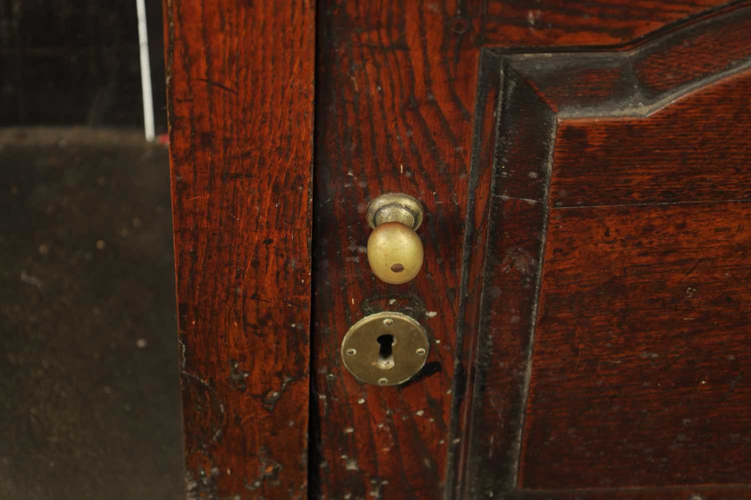 AN EARLY 18TH CENTURY OAK TWO DRAWER DRESSER BASE - Image 5 of 9