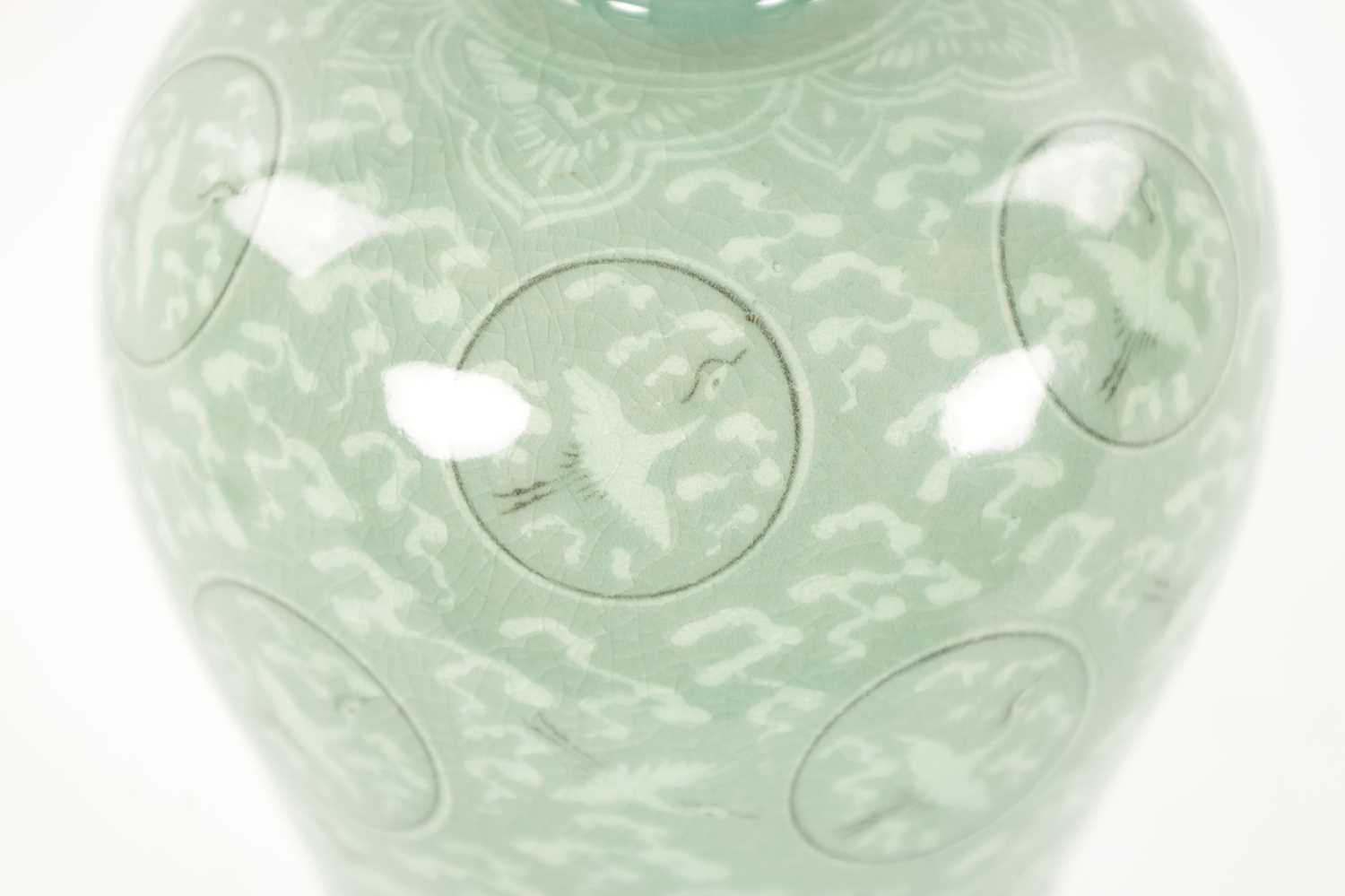 A SIGNED KOREAN CELADON CRACKLE GLAZED VASE - Image 4 of 6