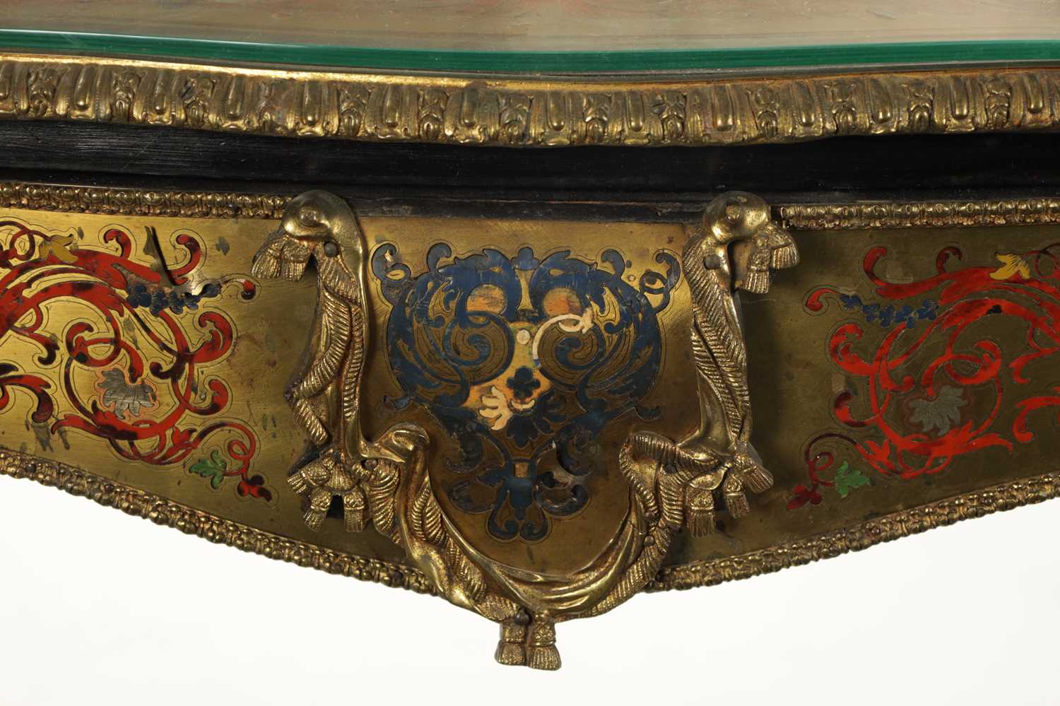 A 19TH CENTURY FRENCH TORTOISESHELL BOULLE SERPENTINE TABLE - Image 3 of 6