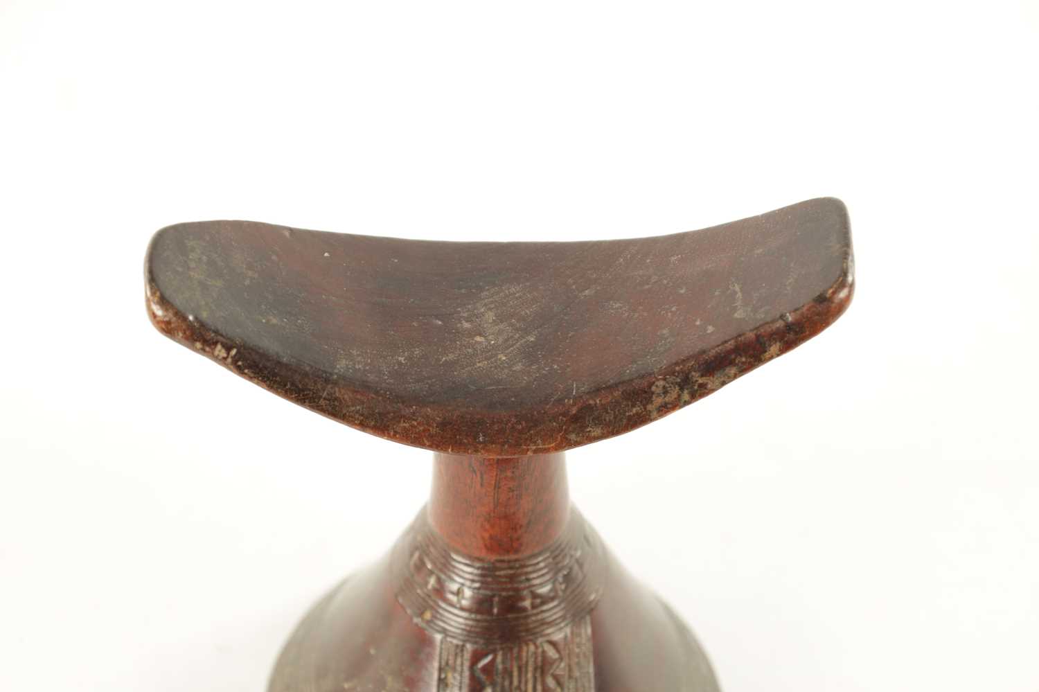 A 19TH CENTURY CARVED HARDWOOD AFRICAN HEADREST - Image 4 of 7