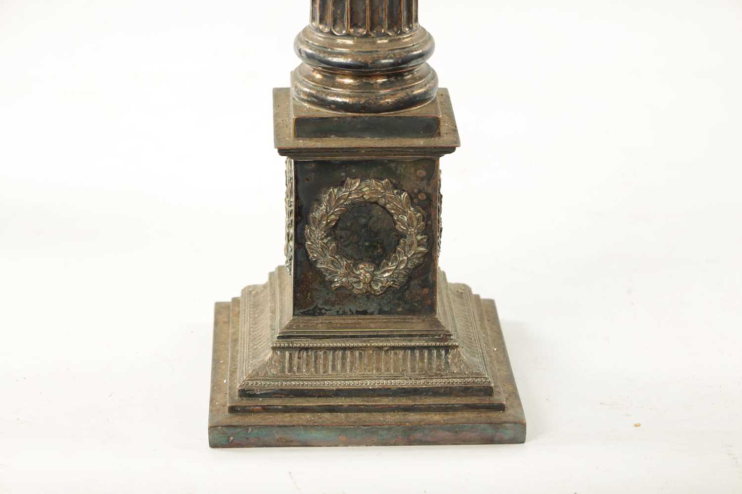 A 19TH CENTURY SILVER PLATED CORINTHIAN COLUMN TABLE LAMP - Image 4 of 6