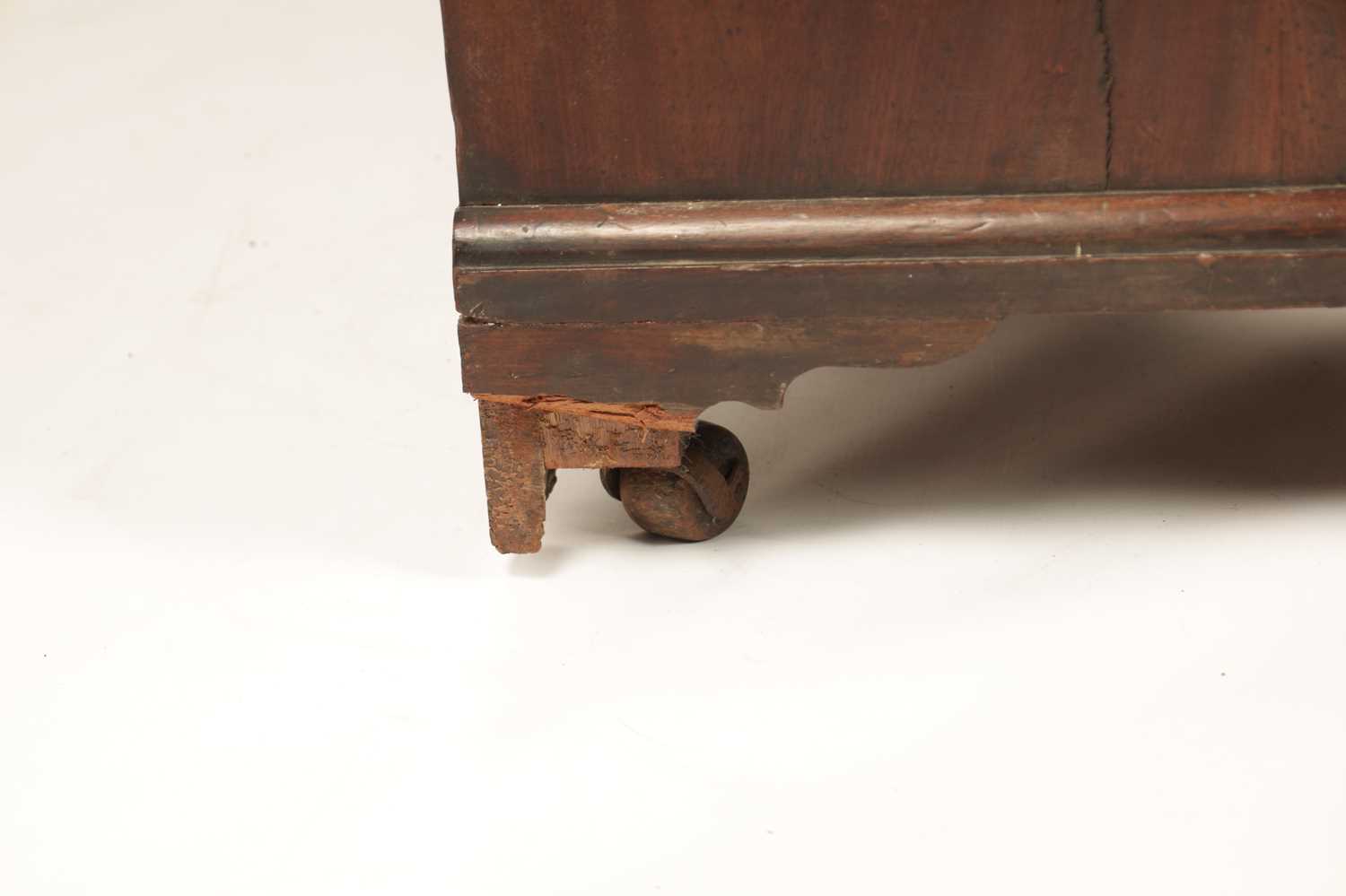 A GOOD EARLY GEORGE III FIGURED MAHOGANY GENTLEMANS ESTATE KNEEHOLE DESK - Image 16 of 19