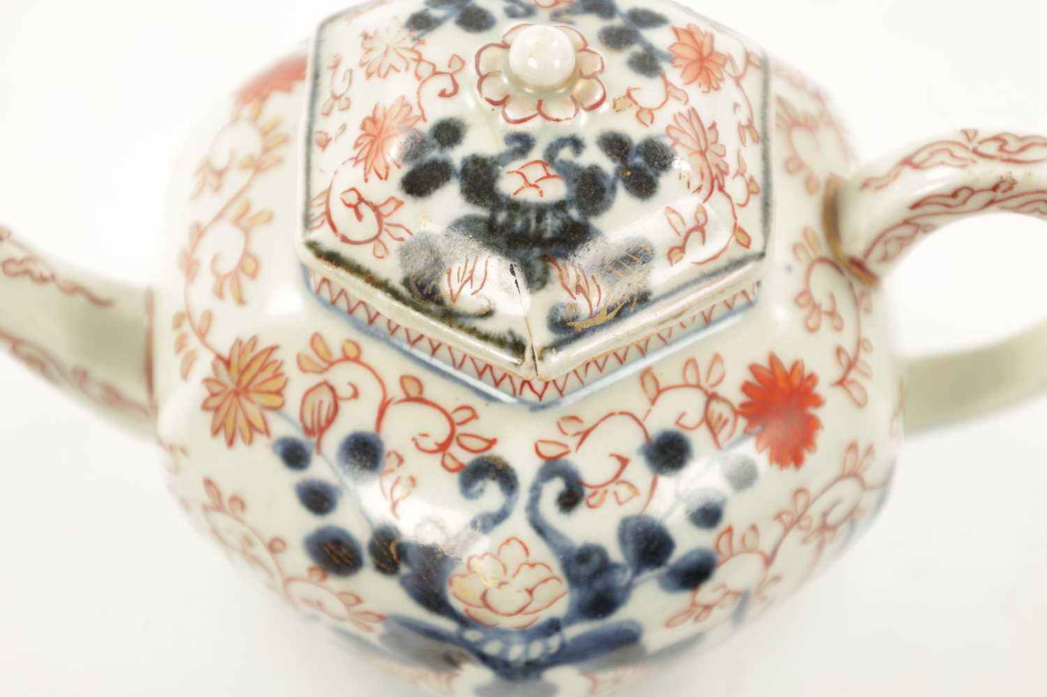 AN 18TH CENTURY JAPANESE EDO PERIOD IMARI TEAPOT - Image 4 of 7