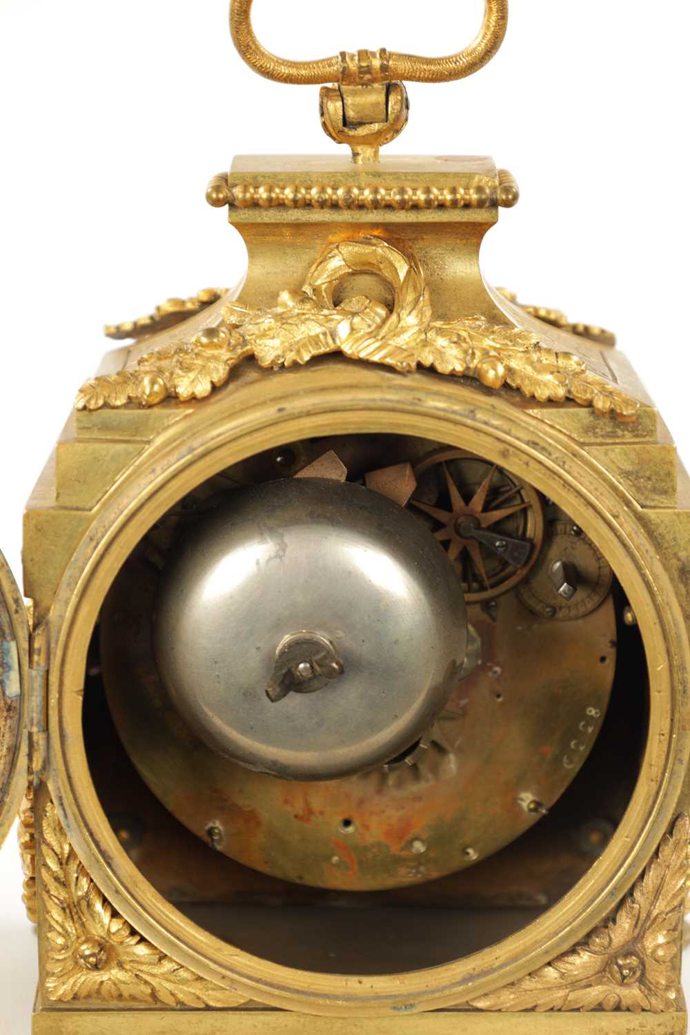 AN EARLY 19TH CENTURY ORMOLU PENDULE D’OFFICIER QUARTER CHIMING MANTEL CLOCK - Image 7 of 8