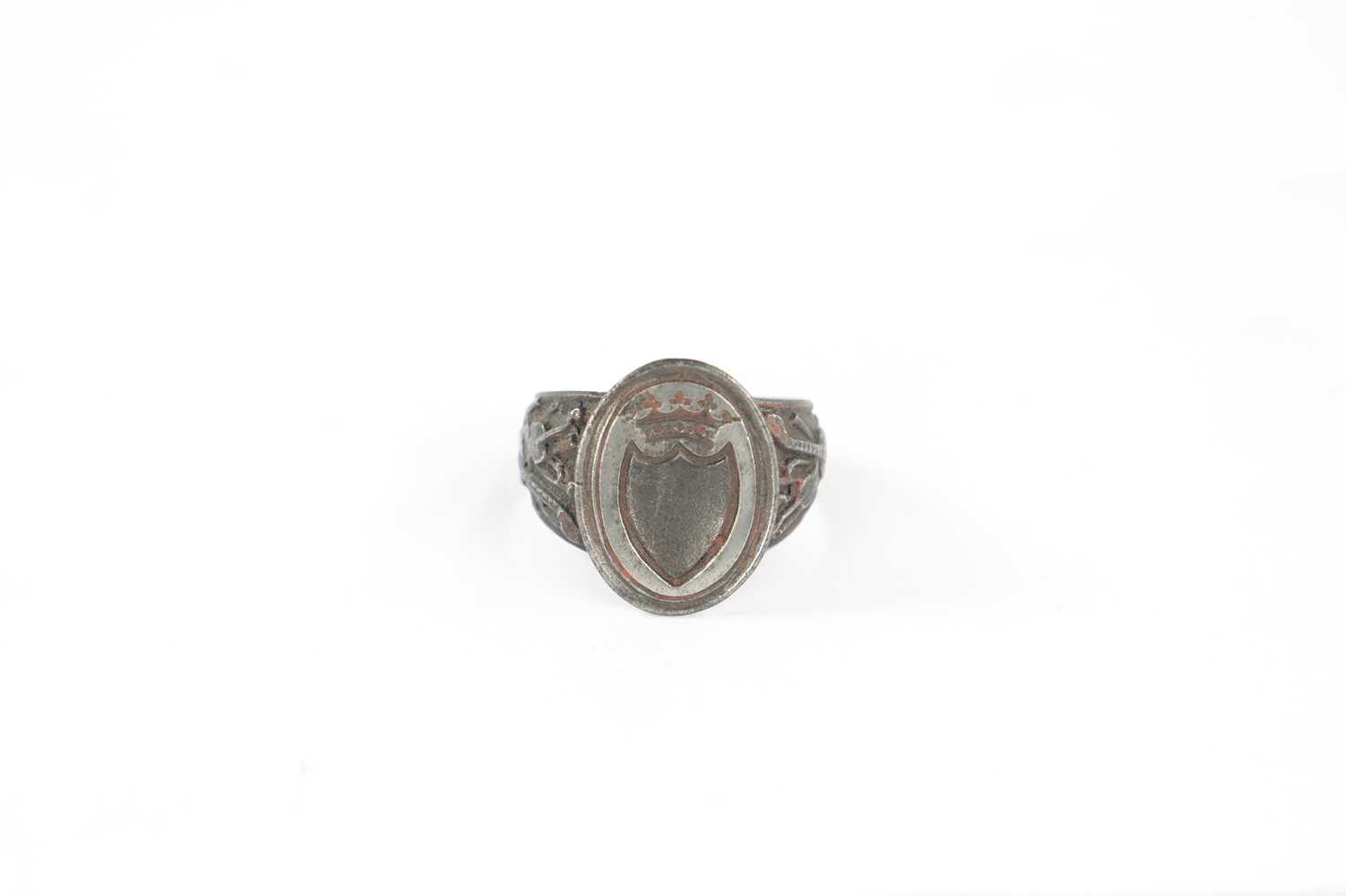 A 19TH CENTURY SILVERED STEEL GENTS SIGNET RING - Image 4 of 6